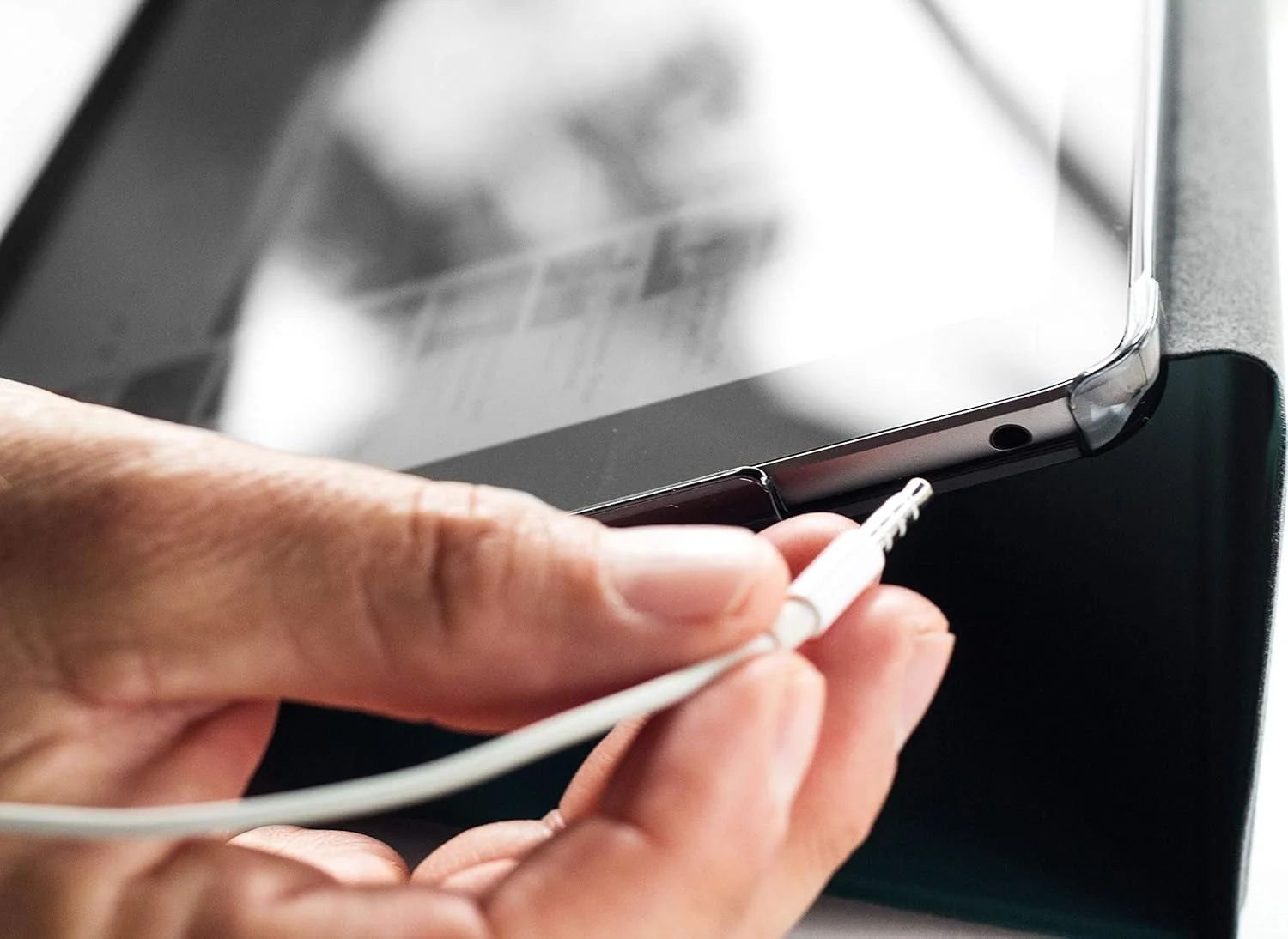 کیف استودیو STM طراحی شده برای آیپد نسل پنجم 9.7 اینچی، نسل ششم پرو ایر 1، 2 - مشکی/دودی (Stm-222-161Jw-01) کیف استودیو STM طراحی شده برای آیپد نسل پنجم 9.7 اینچی، نسل ششم پرو ایر 1، 2 - مشکی/دودی (Stm-222-161Jw-01)