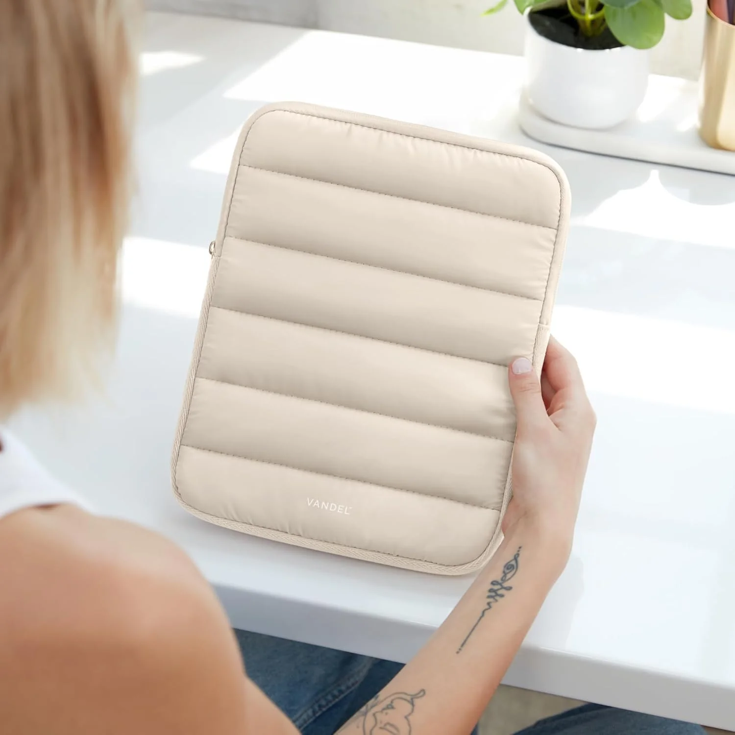 کیف پفی آیپد VANDEL مناسب تبلتهای 9 تا 11 اینچی، کیف بژ رنگ برای خانمها و آقایان، کیف هوای فانتزی تبلت 11، کیف تبلت 10، کیف مسافرتی Pro، 1. رنگ ماسهای کیف پفی آیپد VANDEL مناسب تبلتهای 9 تا 11 اینچی، کیف بژ رنگ برای خانمها و آقایان، کیف هوای فانتزی تبلت 11، کیف تبلت 10، کیف مسافرتی Pro، 1. رنگ ماسهای