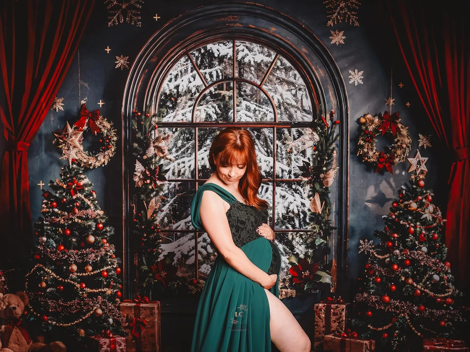 پس زمینه های عکاسی کیت 2.2x1.5 متر / 7x5 فوت، تاج گل کریسمس، خرس اسباب بازی، پرده، پنجره قوسی سبز تیره قرمز، پس زمینه دکور پرتره خانوادگی کودک، استودیوی عکس