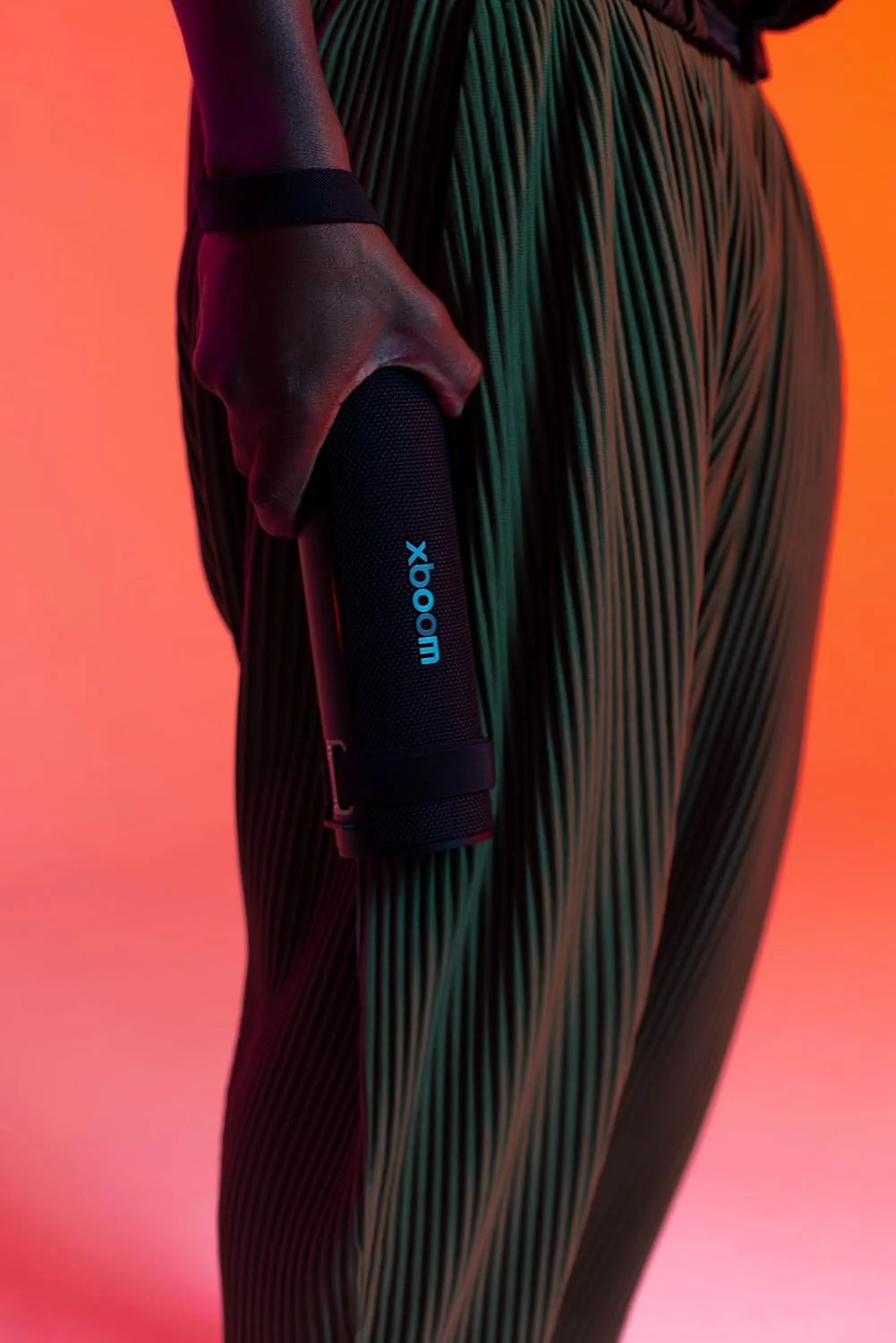 اسپیکر بلوتوثی قابل حمل LG xboom Grab Core با صدای xboom Signature، تا 19 ساعت پخش، مقاوم در برابر گرد و غبار و آب IP67، دوام MIL-STD 810H، بند حمل قابل تنظیم اسپیکر بلوتوثی قابل حمل LG xboom Grab Core با صدای xboom Signature، تا 19 ساعت پخش، مقاوم در برابر گرد و غبار و آب IP67، دوام MIL-STD 810H، بند حمل قابل تنظیم