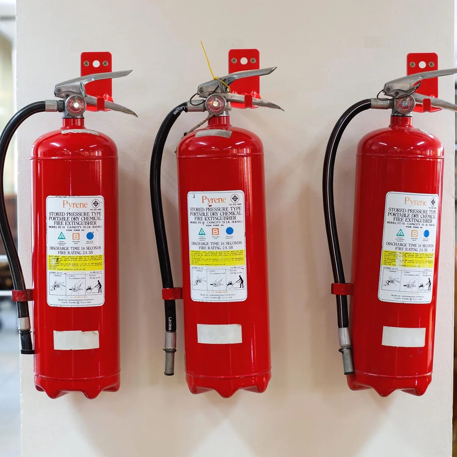 نگهدارنده کپسول آتش نشانی برای کپسول های 5-40 پوندی، نصب دیواری با پیچ، واشر، برچسب ایمنی خود چسب، آویز دیواری برای کپسول های آتش نشانی جهانی (4 عدد)