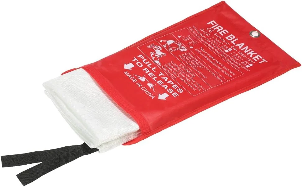 پتو اطفاء حریق با رهاسازی سریع، پتو ایمنی آتش نشانی در جعبه با حلقه، 1.2 × 1.8 متر، نصب آسان و استقرار سریع در مواقع اضطراری، ایده آل برای آشپزخانه، منزل و دفتر کار