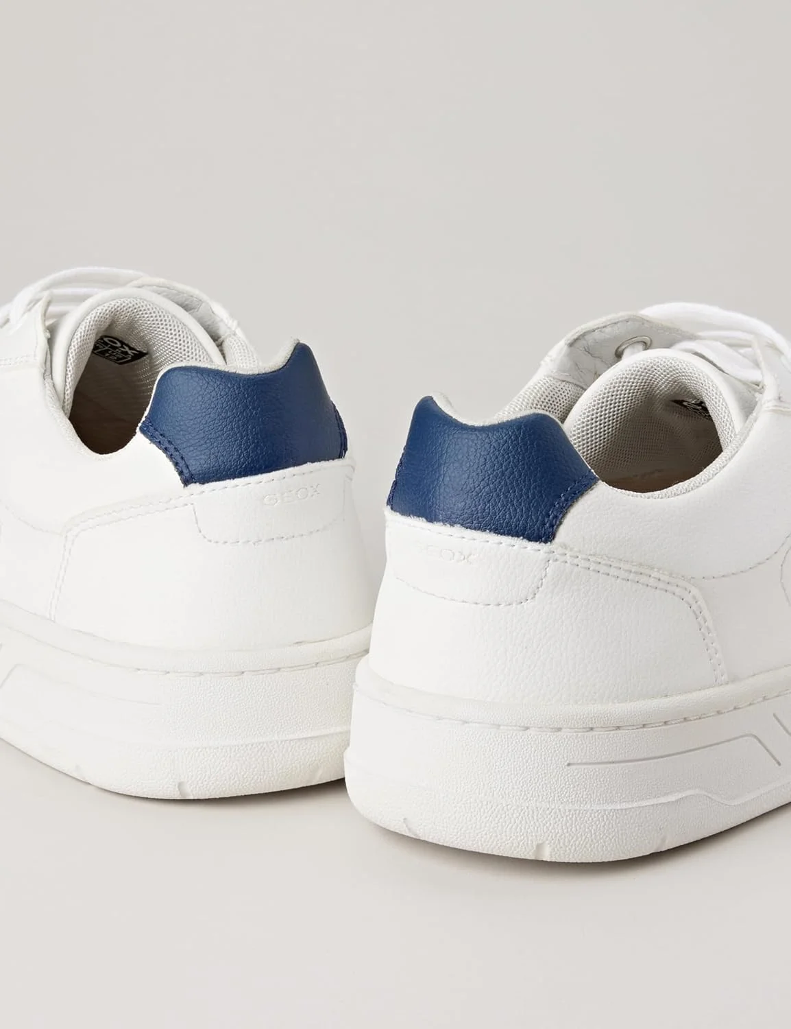 کفش مردانه گئاکس مدل U Magnete G با رویه کوتاه و بند دار از جنس مصنوعی (سفید سرمه ای، سایز 7)