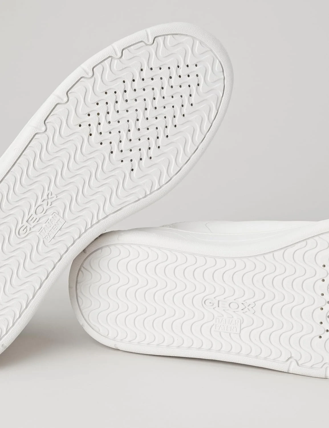 کفش مردانه گئاکس مدل U Magnete G با رویه کوتاه و بند دار از جنس مصنوعی (سفید سرمه ای، سایز 7)