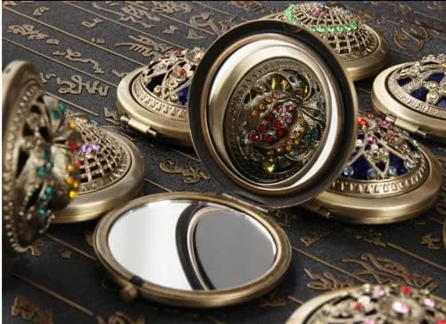 آینه جیبی تاشو P-PLUS INTERNATIONAL، آینه آرایشی دو طرفه گرد و جمع و جور (طرح تصادفی) (بسته 2 عددی)