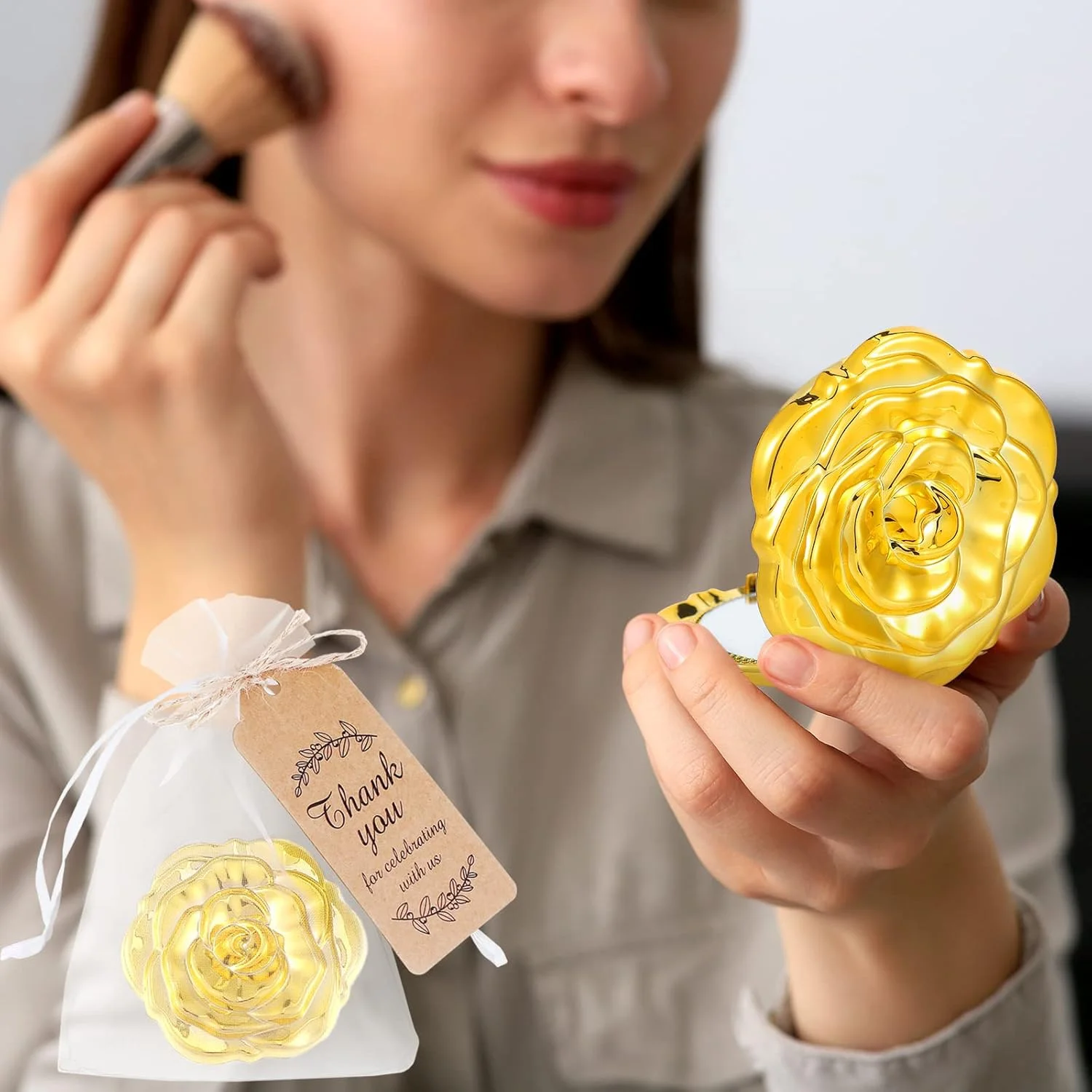 ست 96 عددی آینه جیبی رز، مناسب گیفت مهمانی عروسی، شامل آینه های طرح گل رز، تگ های تشکر، نخ کنفی و کیسه های ارگانزا سفید برای یادگاری به مهمانان (طلایی)