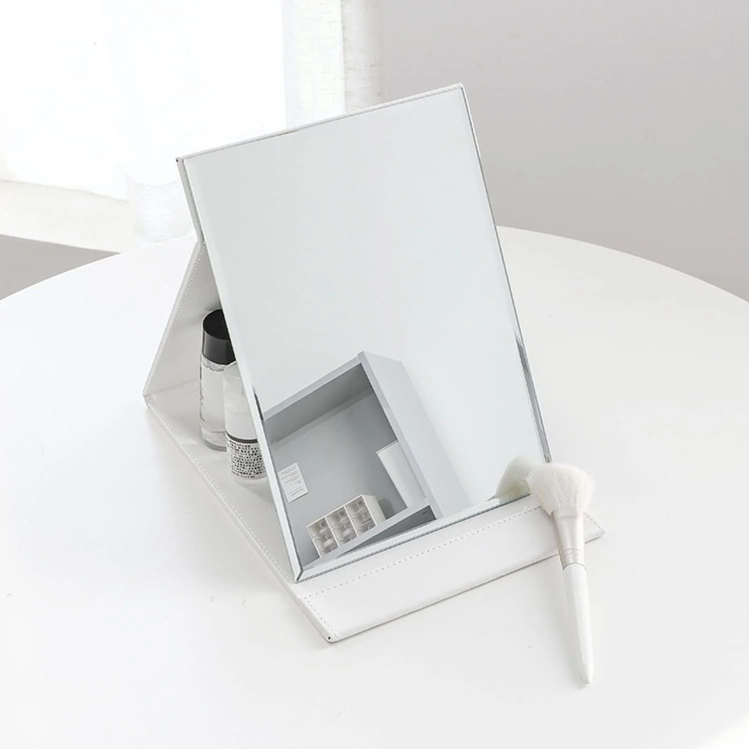 آینه آرایشی تاشو مستطیلی قابل حمل SG-Mart با پشت چرمی PU، پایه رومیزی قابل تنظیم برای مسافرت، میز آرایش، کمپینگ، هدیه زیبایی، حمل آسان (سفید)