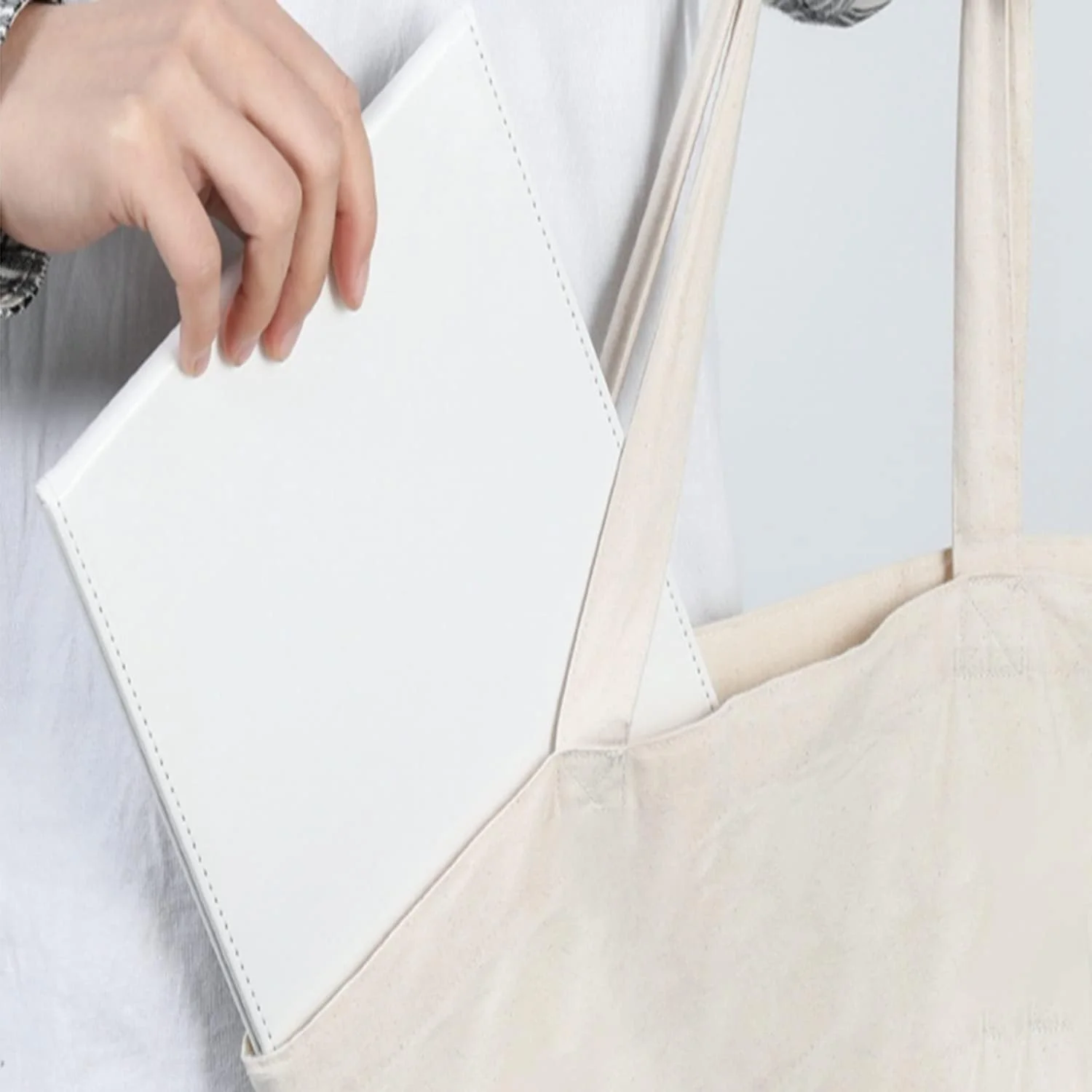 آینه آرایشی تاشو مستطیلی قابل حمل SG-Mart با پشت چرمی PU، پایه رومیزی قابل تنظیم برای مسافرت، میز آرایش، کمپینگ، هدیه زیبایی، حمل آسان (سفید)