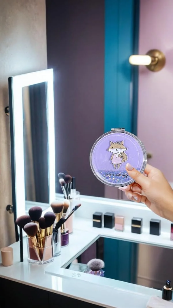 آینه آرایشی مسافرتی قابل حمل Sweet seven با تزیینات براق - آینه تاشو دو طرفه برای دختران و زنان - بزرگنمایی 1x/2x - طرح روباه بنفش آینه آرایشی مسافرتی قابل حمل Sweet seven با تزیینات براق - آینه تاشو دو طرفه برای دختران و زنان - بزرگنمایی 1x/2x - طرح روباه بنفش