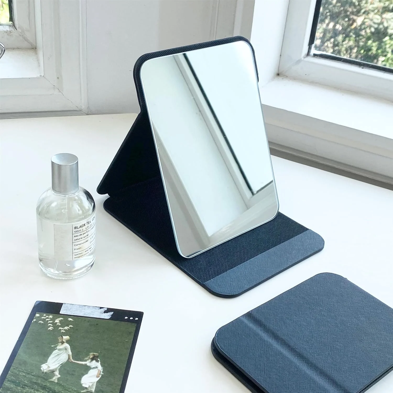 آینه رومیزی تاشو SPNOR با چرم PU، آینه مسافرتی قابل حمل 25.5 * 18 سانتی متر، آینه تاشو با پایه، آینه آرایشی رومیزی برای میز کار، مسافرت، کمپینگ