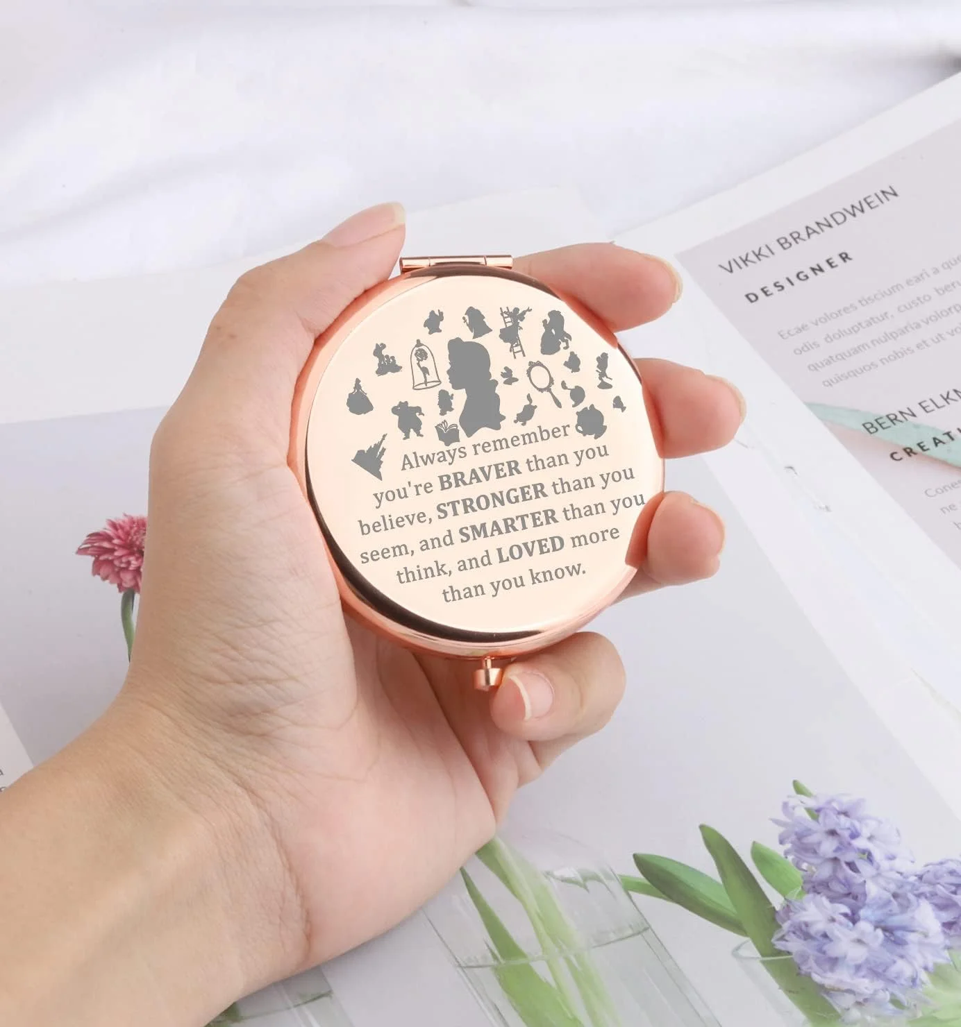 WSNANG آینه آرایشی جیبی مسافرتی جمع و جور پرنسس بل، هدیه ای برای دختران و زنان، با این پیام که تو شجاع تر، قوی تر و باهوش تر از آنی هستی که فکر می کنی (آینه همیشه زیبا - RG)