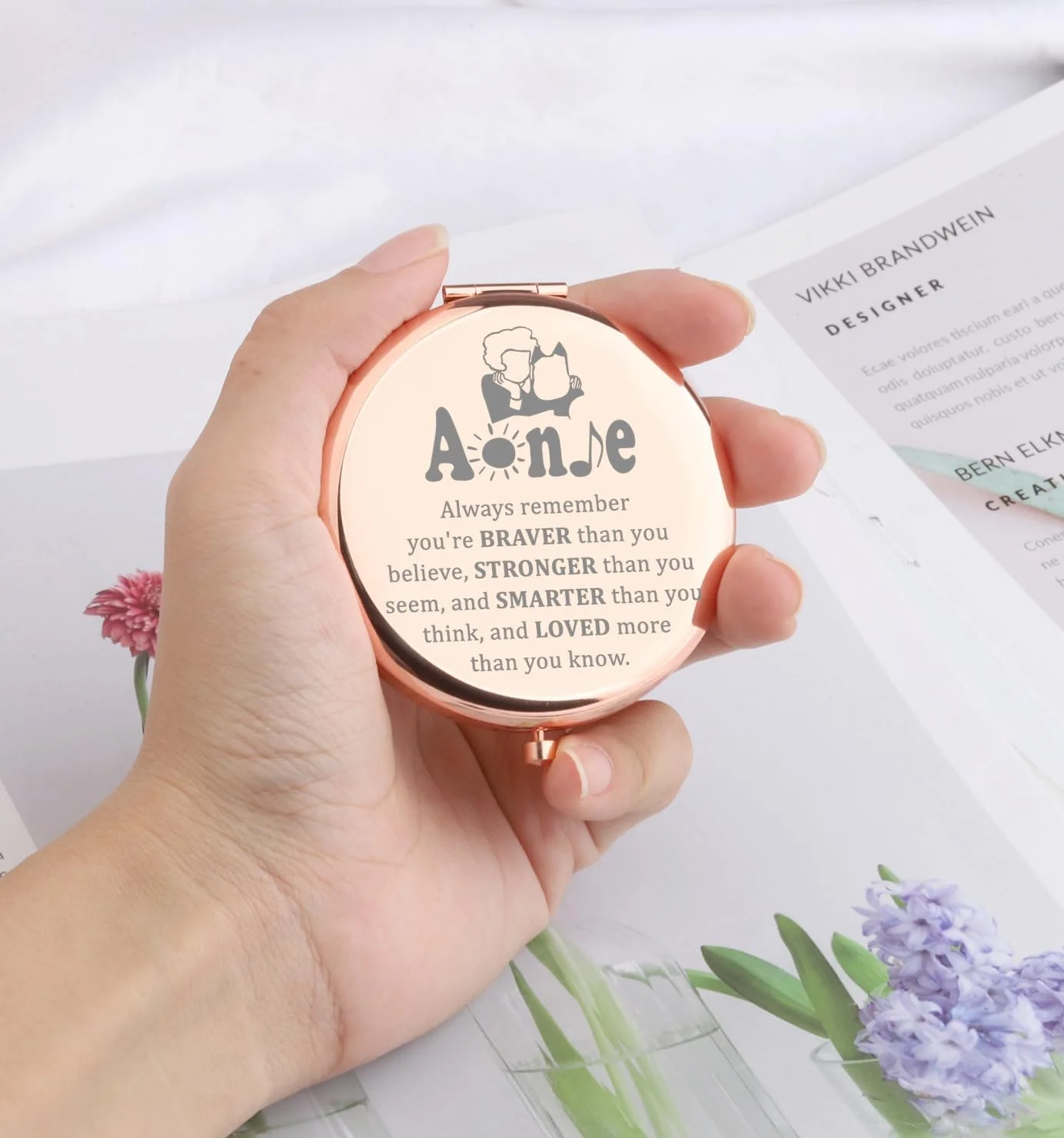 WSNANG آینه آرایشی جیبی فشرده الهام گرفته از موزیکال آنی، هدیه ای برای طرفداران تئاتر برادوی (آینه آنی همیشه) WSNANG آینه آرایشی جیبی فشرده الهام گرفته از موزیکال آنی، هدیه ای برای طرفداران تئاتر برادوی (آینه آنی همیشه)