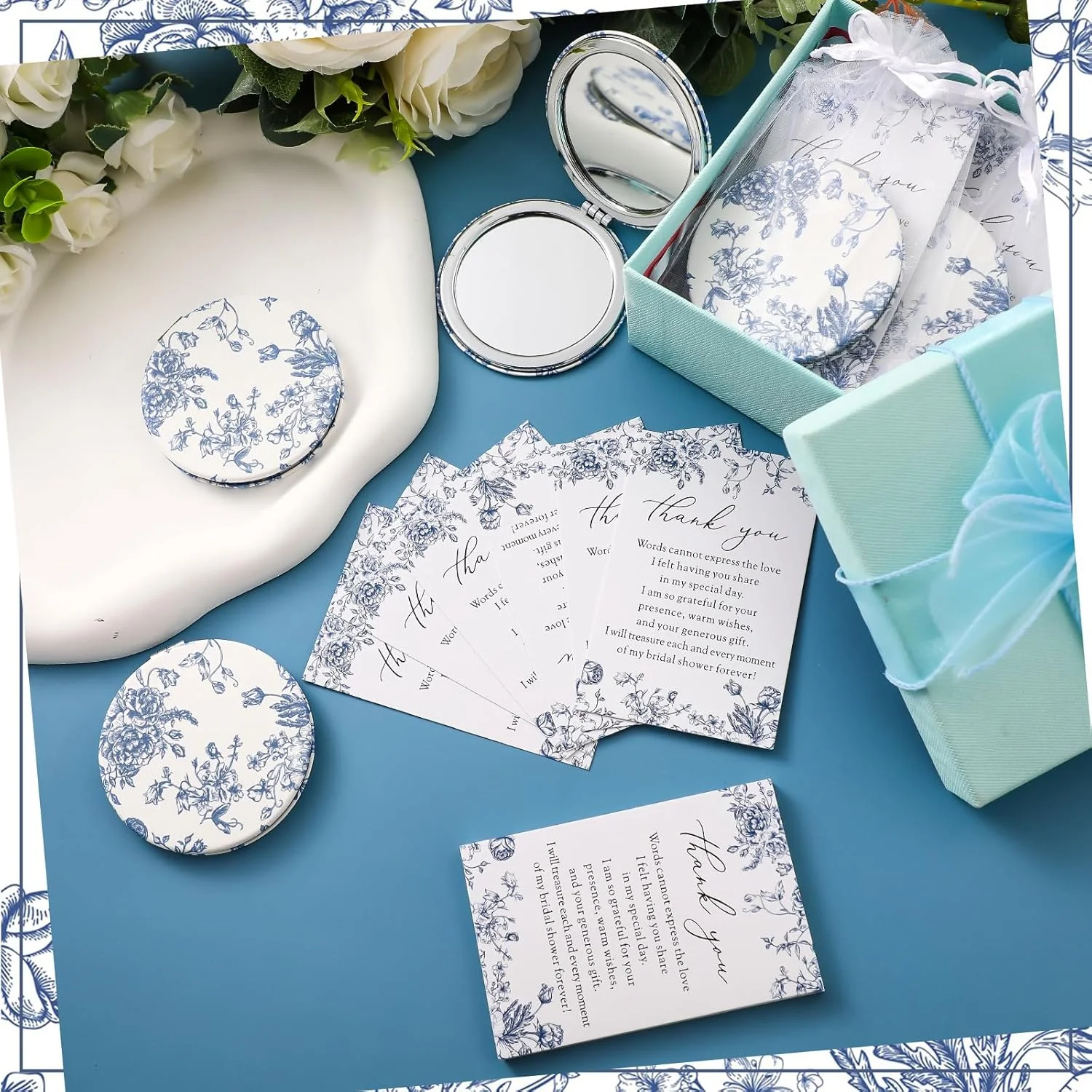 یالیکوپ 24 ست هدیه یادبود جشن عروسی "یه چیزی آبی" برای مهمان، آینه آرایشی تاشو چرمی فشرده با طرح گل، کارت تشکر عمده با کیسه های ارگانزا برای هدیه یادگاری ساقدوش عروس جشن عروسی