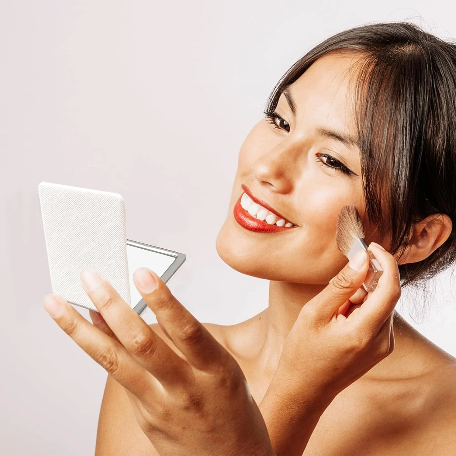 آینه آرایشی قابل حمل YOLCAR با روکش چرمی، آینه جیبی کوچک دو طرفه چرم PU با بزرگنمایی 1X/2X، قابل حمل برای زنان، منزل، دفتر - سفید