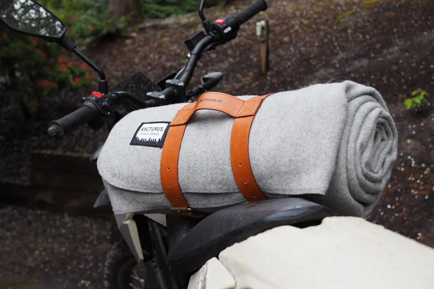 بند پتو چرمی گیاهی آرکتوروس برای پتوهای پشمی