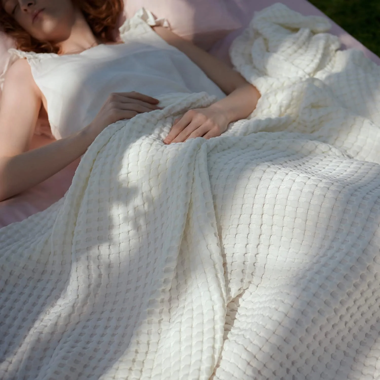 پتوی وافل خنک کننده بامبو Bedsure سایز کوئین - پتوهای سبک و تنفسی برای افراد گرمایی، پتوی نرم بهاری، رواندازهای لوکس پنبه ای برای تخت، مبل و کاناپه، سفید، 228x228 سانتی متر