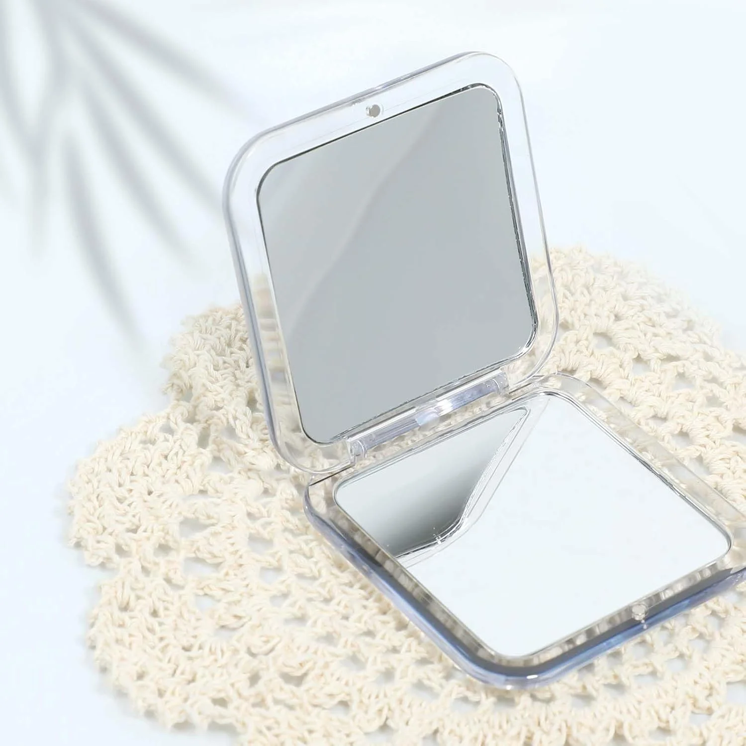 آینه تاشو مربع فشرده Qianyu با بزرگنمایی 1x/15x برای آرایش، مناسب سفر، آینه کوچک جیبی، آینه دستی تاشو قابل حمل دو طرفه با بزرگنمایی 15X و آینه 1X برای کیف پول