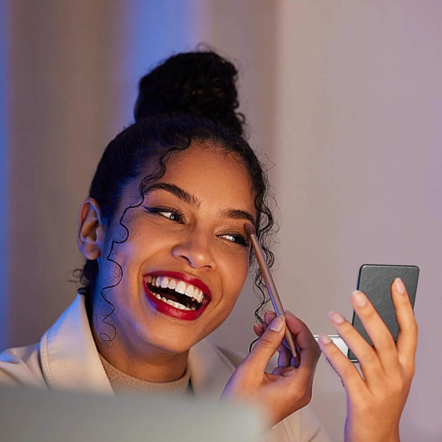 آینه جیبی تاشو SpetngSake، آینه دو طرفه با بزرگنمایی 1X/2X، آینه آرایشی چرمی PU مشکی کلاسیک، قابل حمل، کوچک مناسب سفر (62 x 85 میلی متر)