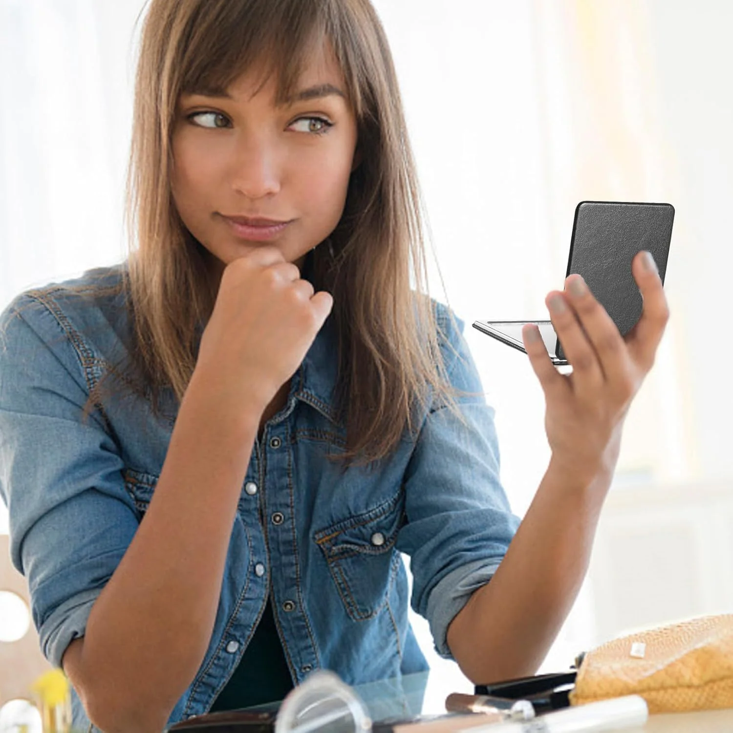 آینه جیبی تاشو SpetngSake، آینه دو طرفه با بزرگنمایی 1X/2X، آینه آرایشی چرمی PU مشکی کلاسیک، قابل حمل، کوچک مناسب سفر (62 x 85 میلی متر)