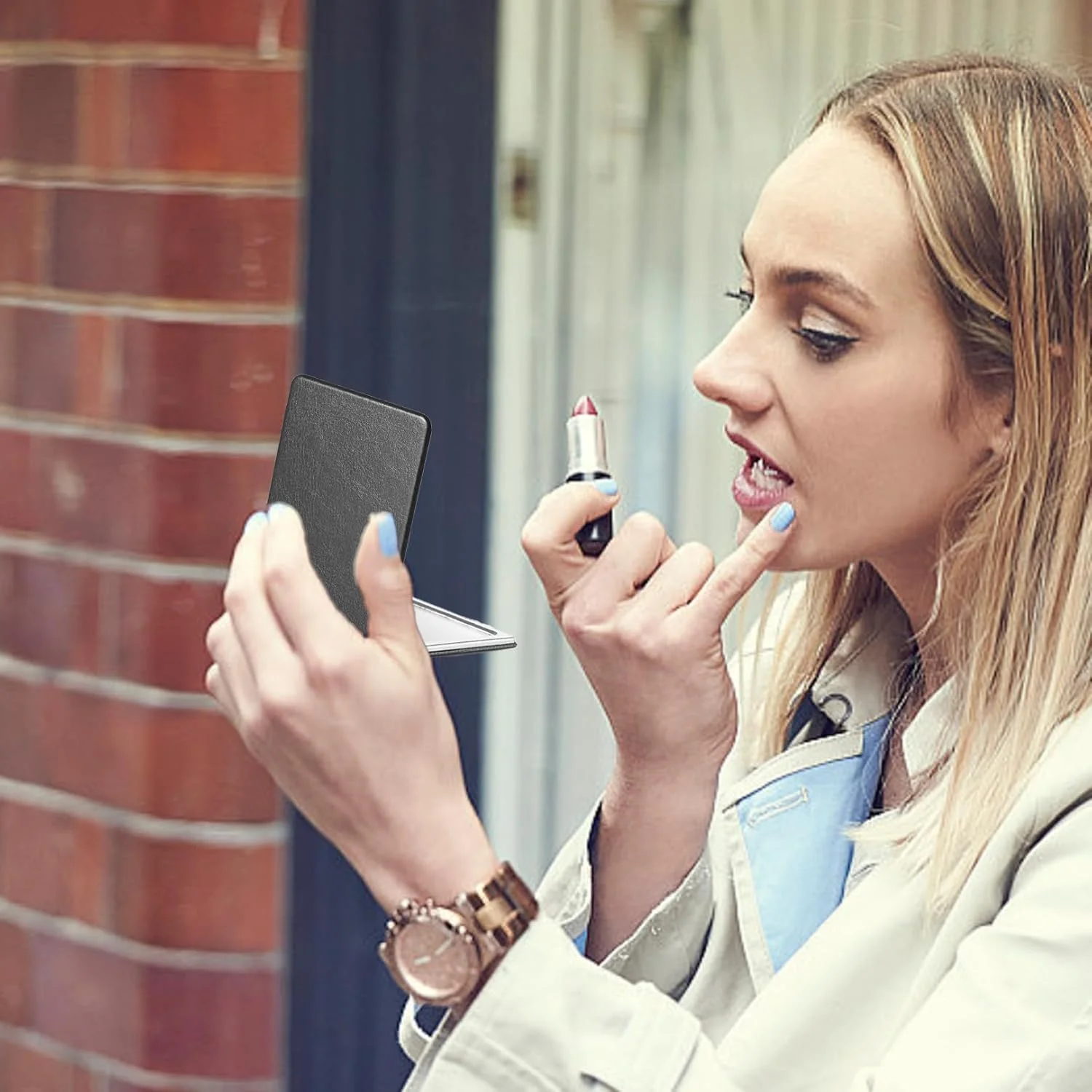 آینه جیبی تاشو SpetngSake، آینه دو طرفه با بزرگنمایی 1X/2X، آینه آرایشی چرمی PU مشکی کلاسیک، قابل حمل، کوچک مناسب سفر (62 x 85 میلی متر)