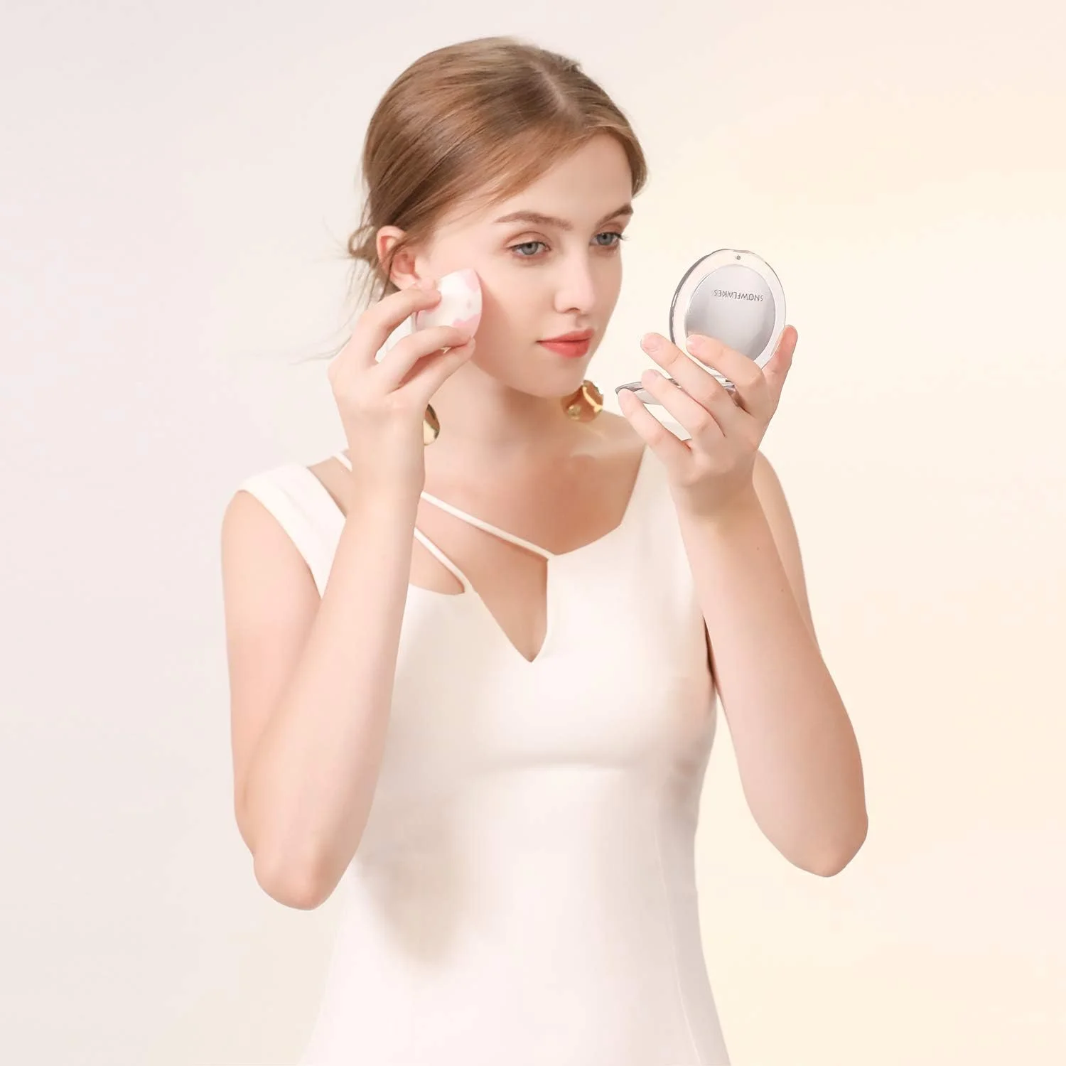 آینه جیبی تاشو ذره بینی SNOWFLAKES - آینه کوچک دستی مسافرتی، دو طرفه با بزرگنمایی 1x/10x، آینه قابل حمل برای کیف دستی (نقره ای) آینه جیبی تاشو ذره بینی SNOWFLAKES - آینه کوچک دستی مسافرتی، دو طرفه با بزرگنمایی 1x/10x، آینه قابل حمل برای کیف دستی (نقره ای)