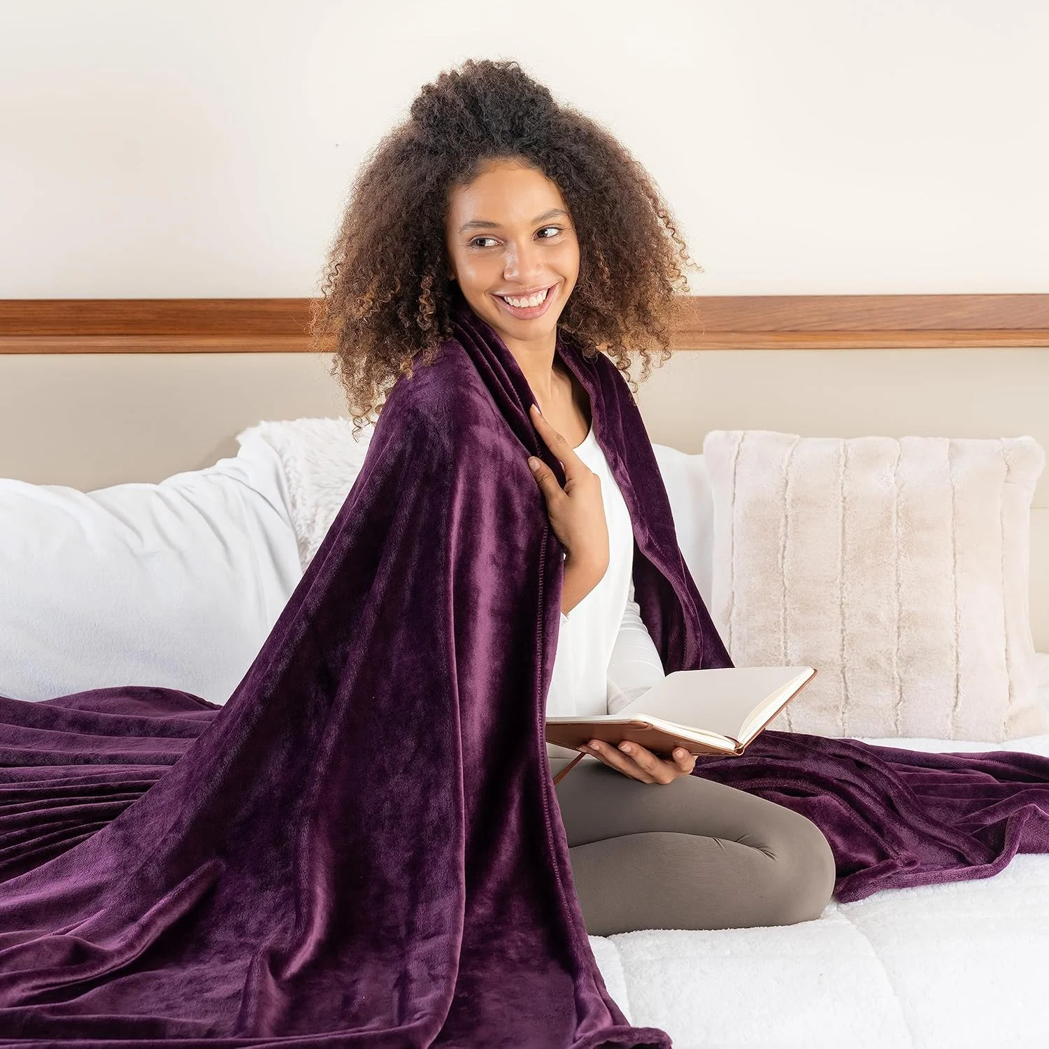 پتوی مخملی کلاسیک Berkshire Blanket، پتوی تخت سایز کینگ، پتوی نرم و سبک وزن برای تخت و مبل، بنفش بادمجانی، 90x108 اینچ