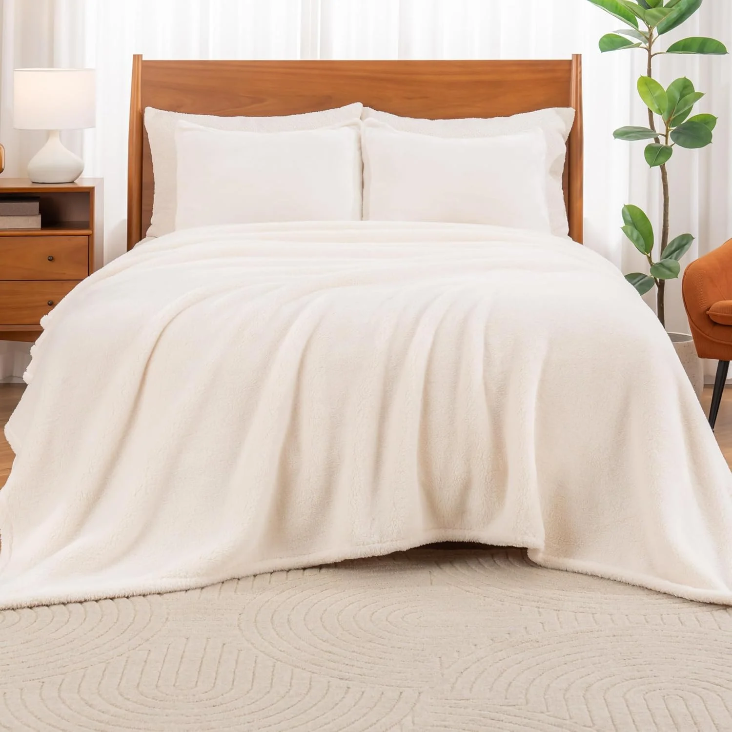 پتوی مخمل خواب دار فوق العاده نرم Berkshire Blanket Classic، پتوی سایز کینگ، پتوی نرم و کرکی مو بلند برای مبل، تخت، کرم، 90x108 اینچ