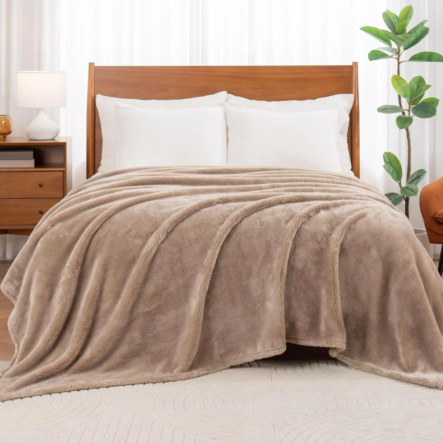 پتوی تخت خواب سایز کینگ Berkshire Blanket Classic Extra-Fluffy™ Plush، پتوی نرم و کرکی مو بلند برای مبل، بادامی، 90x108 اینچ