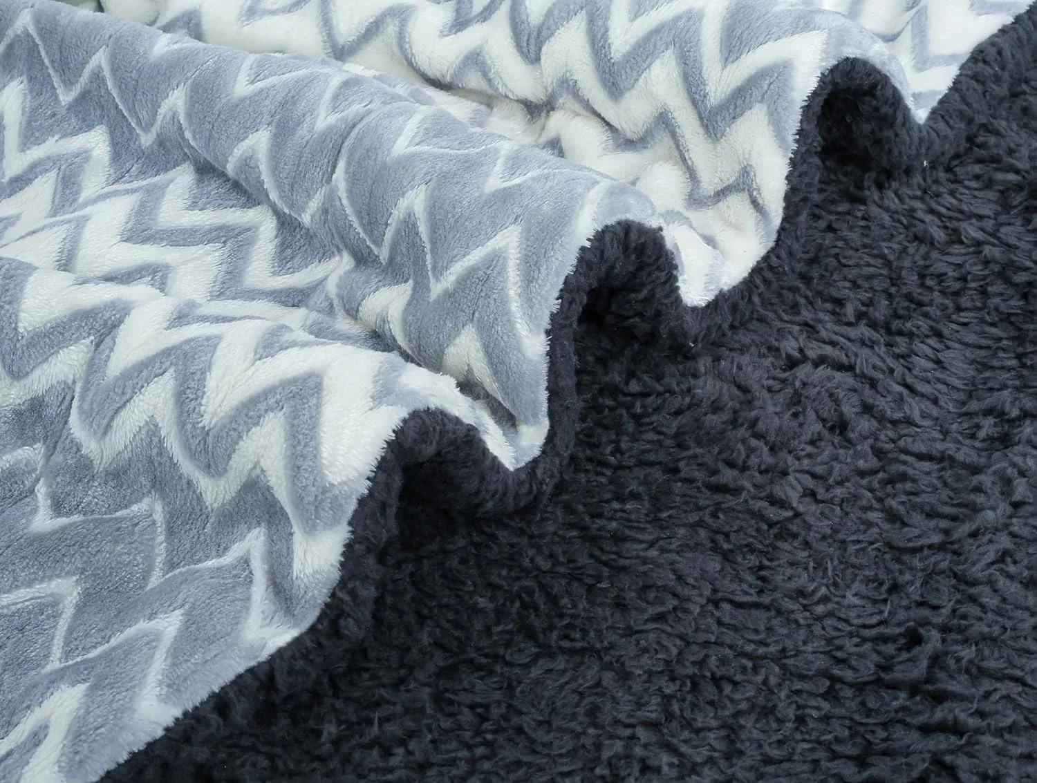 پتوی شرپا BSB HOME، پتوی فلانل زیگزاگی - 220 x 240 سانتی متر، نرم، مخمل خواب دار، کرکی، فازی، گرم، دنج، ایده آل برای مبل، تخت، کاناپه، صندلی - پتوی برگشت پذیر، پتوی AC سایز کینگ - سفید نقره ای و خاکستری