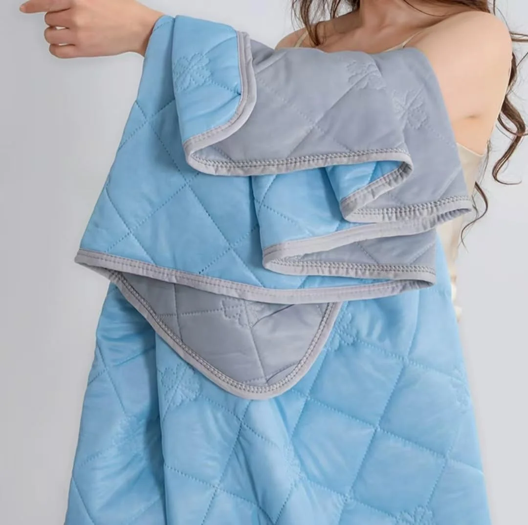 پتوی خنک کننده CasRmia، پتوی تهویه مطبوع تابستانی، الیاف خنک تابستانی با پارچه سازگار با پوست و فناوری خنک کننده، جذب کننده گرمای بدن برای خوابی راحت (آبی/100 * 150 سانتی متر)