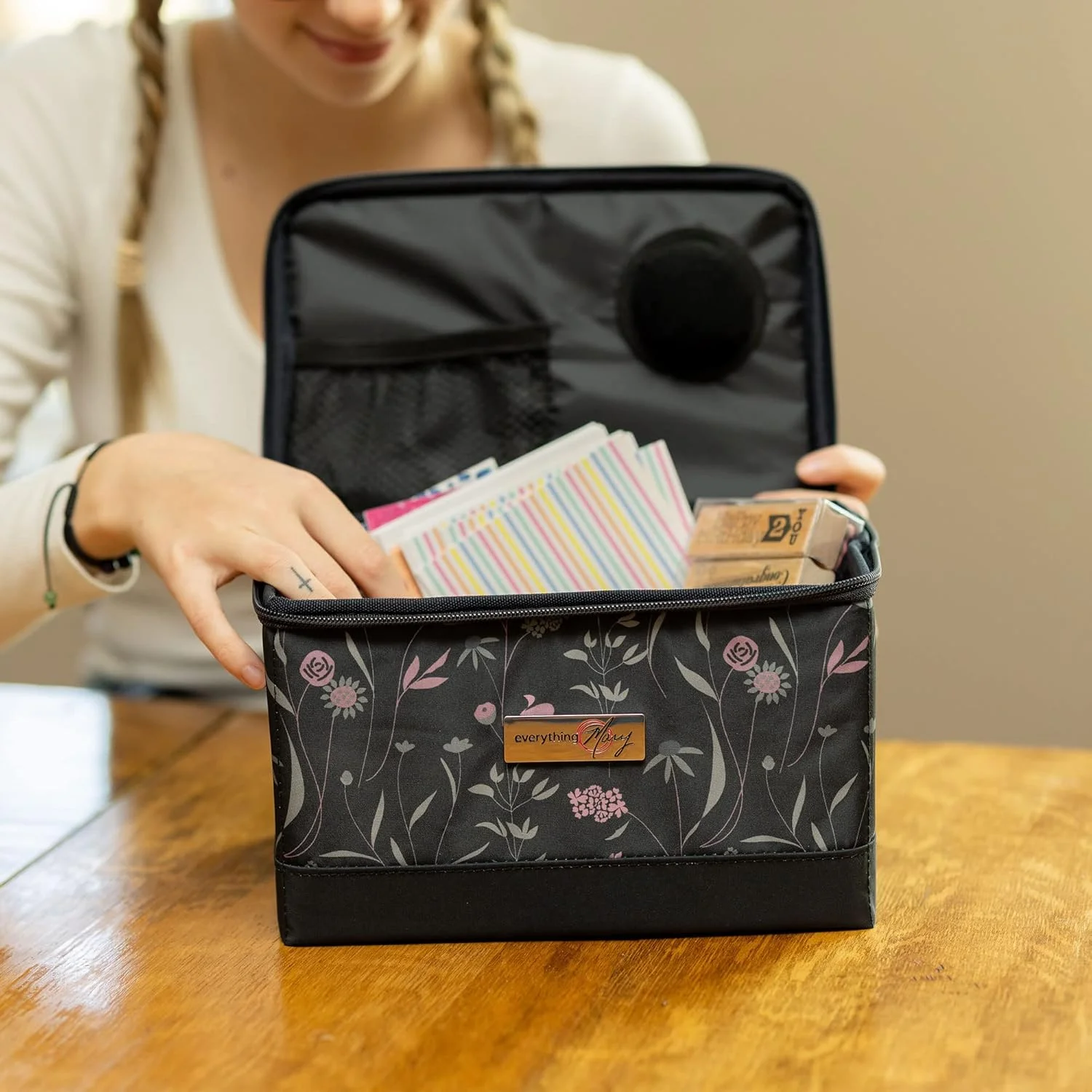 جعبه سازمان دهنده لوازم خیاطی تاشو Everything Mary، گلدار صورتی و خاکستری - سبد نگهداری لوازم و وسایل جانبی - سازماندهی نخ، سوزن، لوازم خرازی و قیچی جعبه سازمان دهنده لوازم خیاطی تاشو Everything Mary، گلدار صورتی و خاکستری - سبد نگهداری لوازم و وسایل جانبی - سازماندهی نخ، سوزن، لوازم خرازی و قیچی