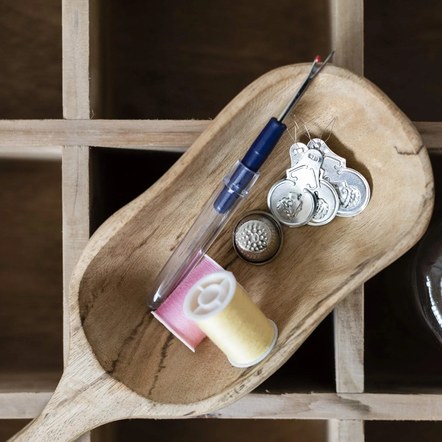 مجموعه 4 عددی Korbond – بشکاف، انگشتانه (سایز 10) و 3 عدد سوزن نخ کن، لوازم ضروری برای خیاطی، خیاطی سفارشی، صنایع دستی، خیاطی با دست، پارچه های ضخیم، لحاف دوزی، گلدوزی مجموعه 4 عددی Korbond – بشکاف، انگشتانه (سایز 10) و 3 عدد سوزن نخ کن، لوازم ضروری برای خیاطی، خیاطی سفارشی، صنایع دستی، خیاطی با دست، پارچه های ضخیم، لحاف دوزی، گلدوزی