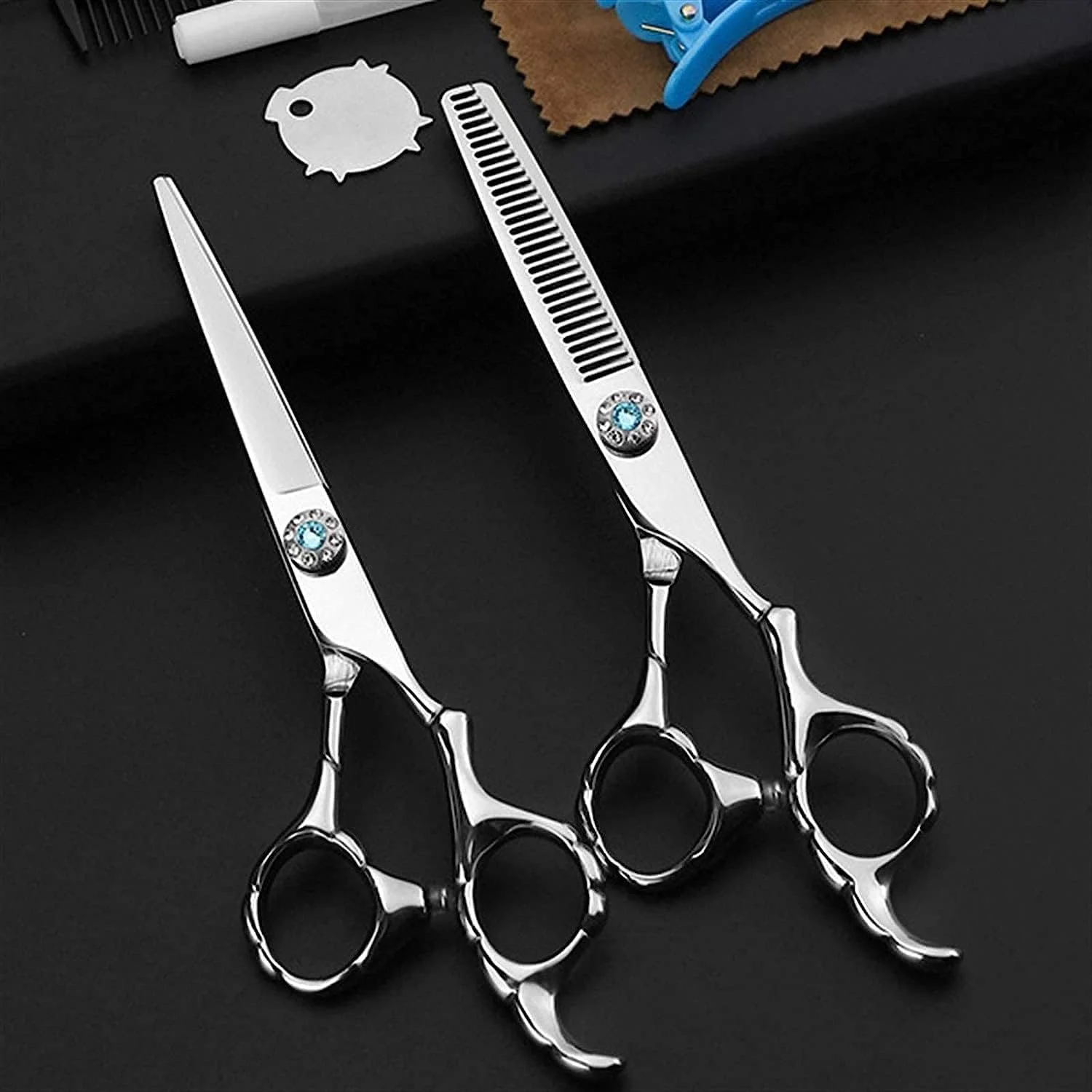 ست قیچی آرایشگری مو نقره ای دو تکه 6.0 اینچی شامل قیچی های تخت، قیچی چتری و قیچی های آرایشگری ست قیچی آرایشگری مو نقره ای دو تکه 6.0 اینچی شامل قیچی های تخت، قیچی چتری و قیچی های آرایشگری