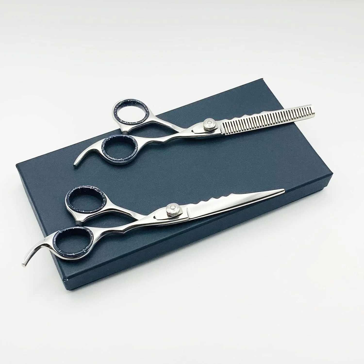 ست قیچی آرایشگری 7 اینچی Silver Shine - قیچی های حرفه ای تیغ تیز آرایشگری و قیچی های پیتاژ | کیت آرایشگری استیل ضد زنگ ژاپنی | سبک و شیک برای استفاده در سالن و منزل