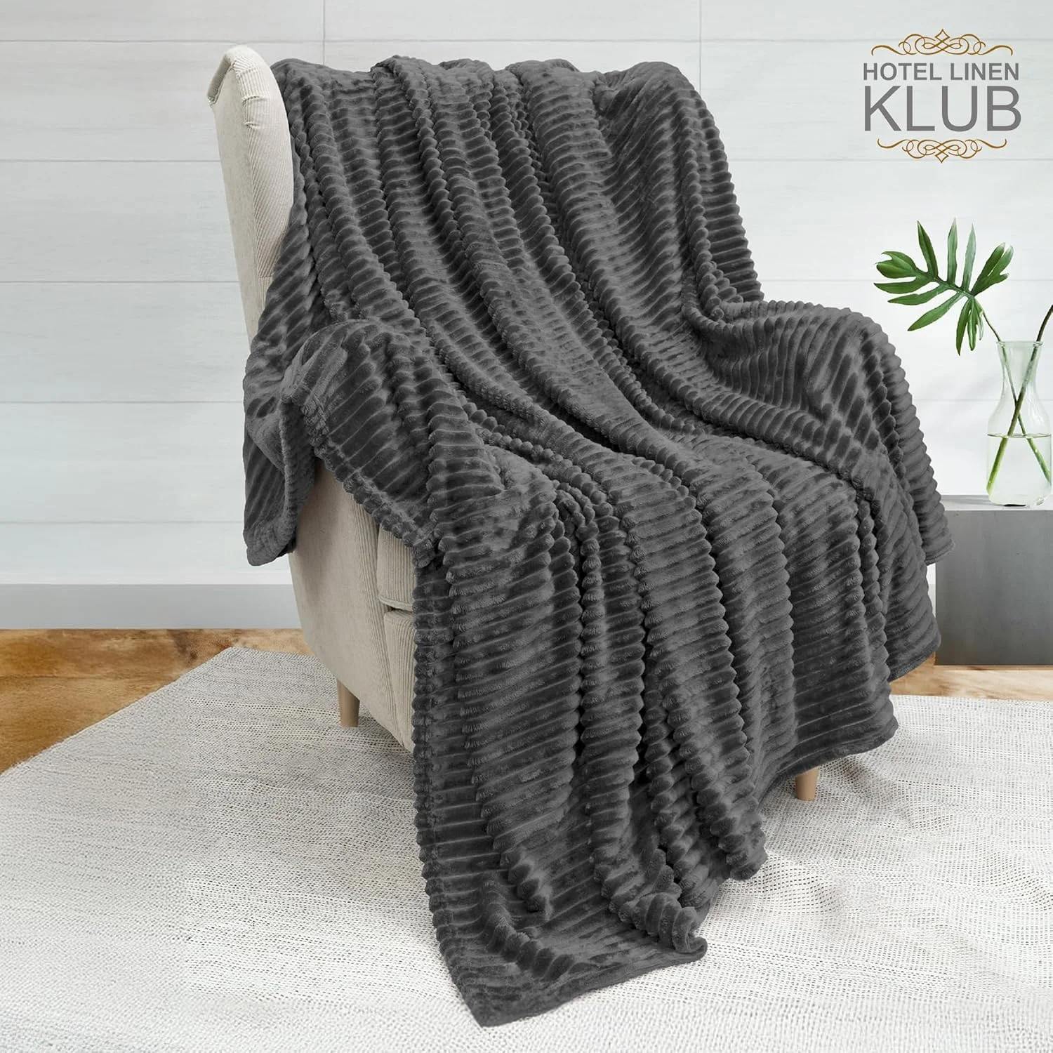 پتوی میکروفلیس راه راه لوکس Hotel Linen Klub - یک نفره (150x200 سانتی متر)، ساخته شده با میکروفلیس فوق العاده نرم 300GSM برای حداکثر گرما و راحتی - مقاوم در برابر رنگ رفتگی، سبک و بادوام برای تخت یا مبل، خاکستری