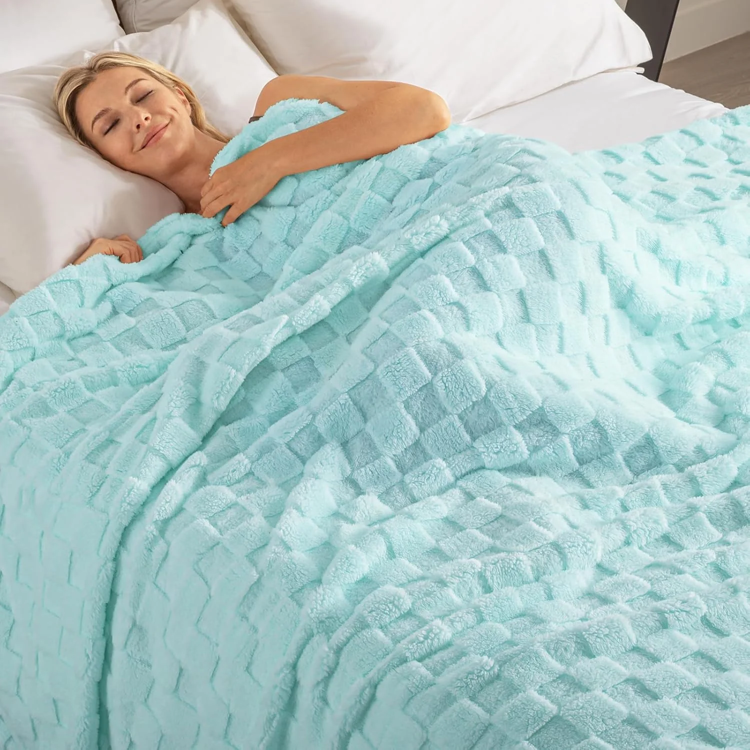 پتوی پشمی فلانل سایز کوئین Exclusivo Mezcla، فوق العاده نرم و گرم، طرح شطرنجی سبک وزن برای تمام فصول، 228x228 سانتی متر، آبی روشن پتوی پشمی فلانل سایز کوئین Exclusivo Mezcla، فوق العاده نرم و گرم، طرح شطرنجی سبک وزن برای تمام فصول، 228x228 سانتی متر، آبی روشن