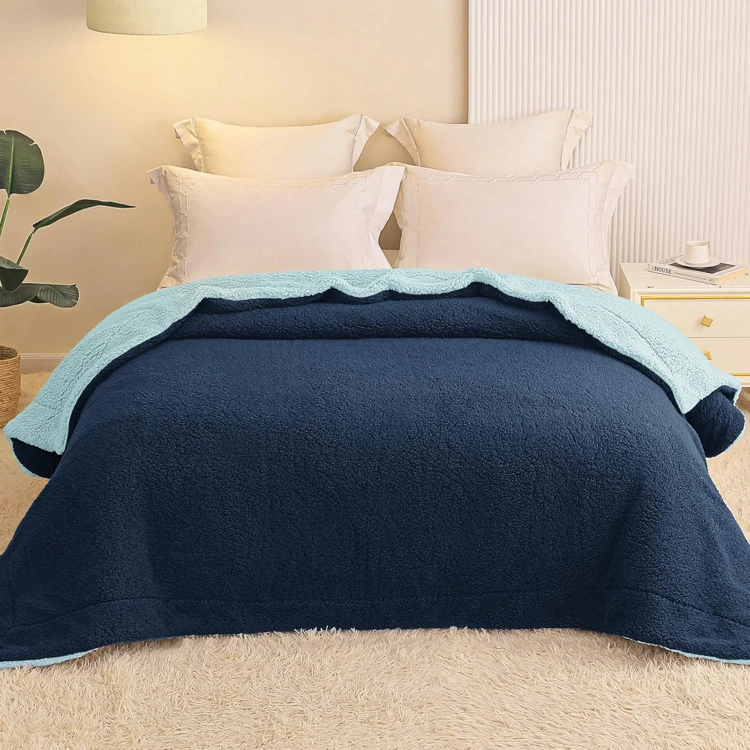 پتوی پشم گوسفند مصنوعی دو طرفه سایز کوئین Exclusivo Mezcla، پتوی ضخیم و گرم برای زمستان، نرم و کرکی برای تخت، 228x228 سانتی متر، سرمه ای/آبی روشن