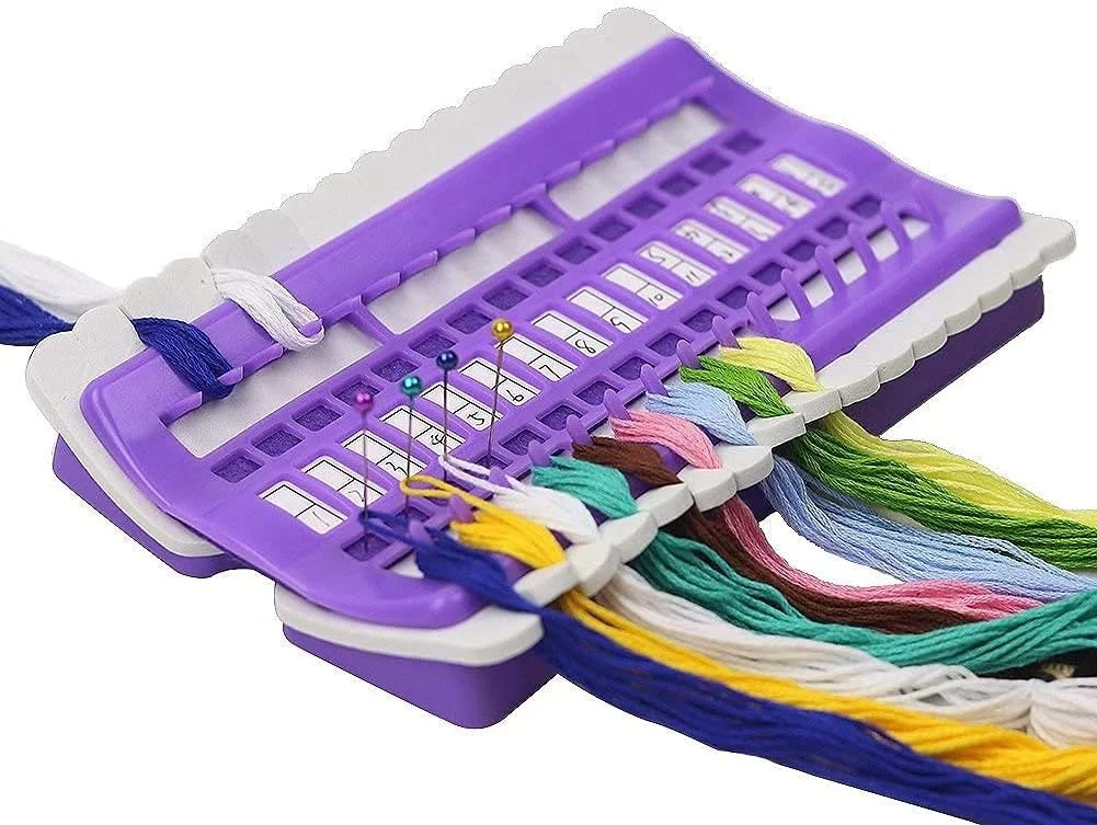 نظم دهنده نخ دندان ANCLLO، نظم دهنده نخ گلدوزی پلاستیکی 30 سوراخه، ابزار خط ردیفی بخیه متقاطع قابل استفاده مجدد، کارت ابزار چند منظوره، لوازم خیاطی DIY بنفش