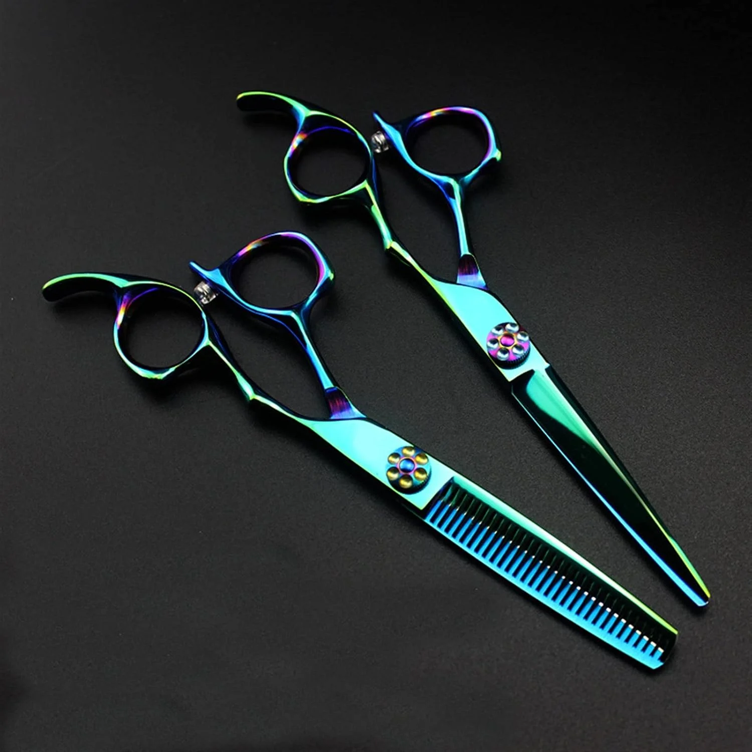 قیچی آرایشگری سبز 6 اینچی، قیچی مو، قیچی آرایشگری حرفه ای، ابزار برش و نازک کننده مو، سایز (اندازه) 6.0 اینچ (اینچ)، طول کلی 17.5 سانتی متر (سانتی متر)، جنس (جنس) 6DR، سختی 62HRC. ویژگی ها: 1. کاربردی: ست قیچی آرایشگری حرفه ای، ست قیچی آرایشگر است، بنابراین می توانید مدل موی ایده آل را ایجاد کنید. 2. کیت ابزار برش مو از 100٪ فولاد ضد زنگ ساخته شده است که دارای دوام، مقاومت در برابر حرارت است و کیت به مو آسیب نمی رساند یا آن را شکاف نمی دهد. 3. پیچ های قابل تنظیم قیچی: قیچی مو دارای پیچ های انگشتی است. اگر متوجه شدید که نیروی کشش کافی نیست، می توانید به راحتی قیچی را سفت یا شل کنید. 4. طراحی ارگونومیک: این مجموعه قیچی دارای طراحی ارگونومیک، استفاده از تکیه گاه انگشتی به شکل دست است و این مجموعه برای تمام اندازه های دست و انگشت مناسب است و خستگی هنگام کوتاه کردن مو را تا حد زیادی کاهش می دهد. 5. کاربردهای گسترده: کیت کوتاه کردن مو برای استفاده در منزل و استفاده حرفه ای طراحی شده است که برای کودکان، مردان و زنان مناسب است. درباره سفارشی کردن LOGO 1. سفارشی کردن LOGO و نام حک شده رایگان است 2. اگر می خواهید LOGO را سفارشی کنید، لطفاً یک تصویر واضح (LOGO.jpg) به من بدهید 3. اگر می خواهید نام را حک کنید، لطفاً یک یادداشت اضافه کنید (نام شما)