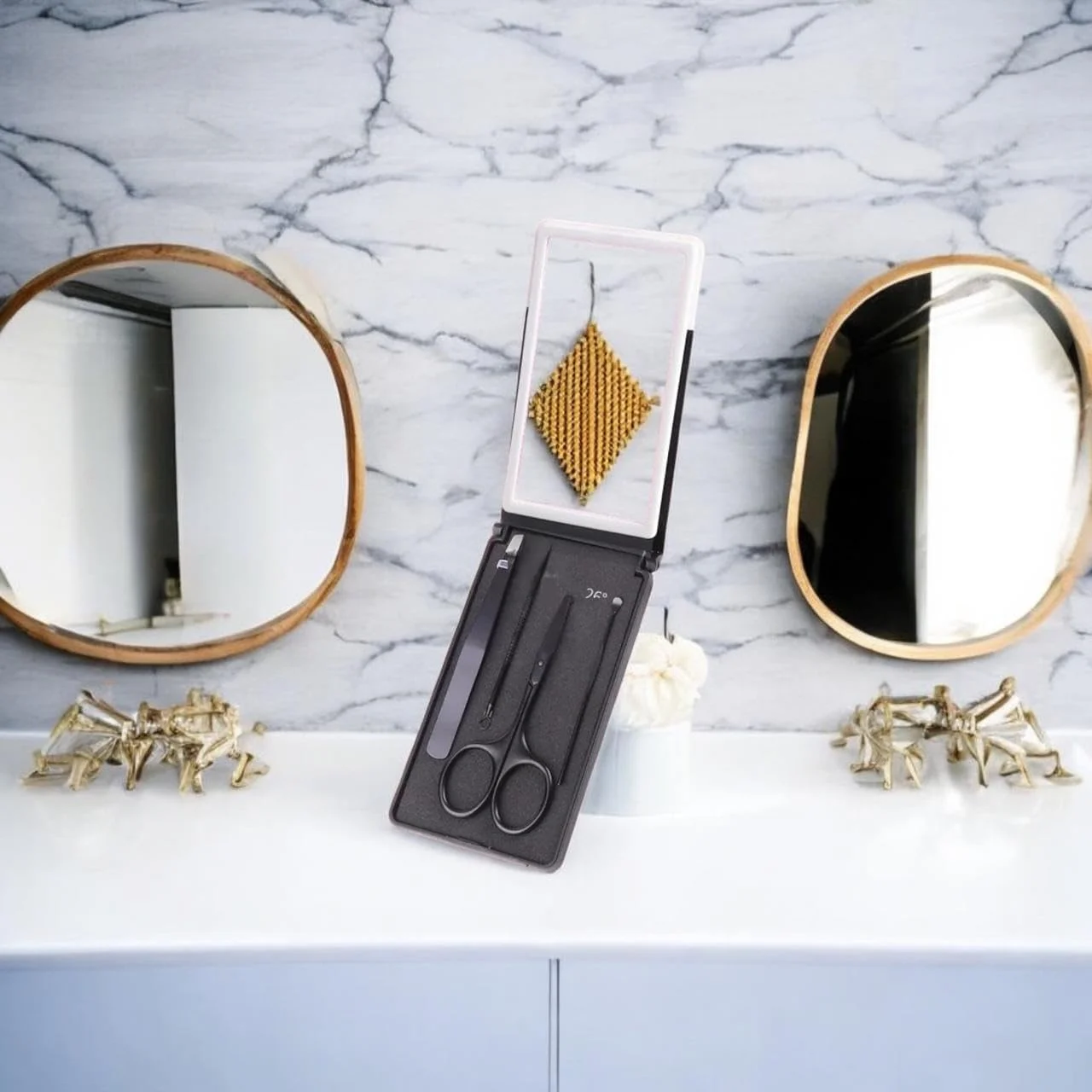 قیچی بینی 4 در 1 یونی‌سکس RoadsterAE به همراه آینه - قیچی، موچین، ابزار دقیق - برای اصلاح موی بینی، ابرو، سبیل - جعبه هدیه قابل حمل برای مراقبت شخصی و مسافرت