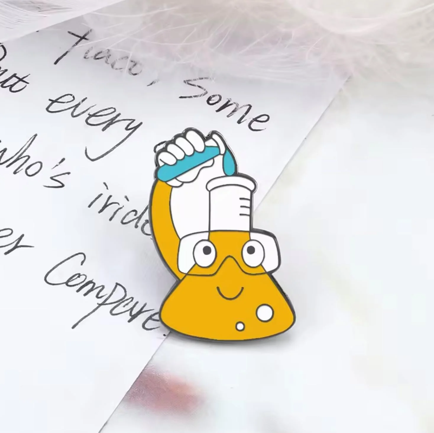 سنجاق سینه طرح بشر با قابلیت ریختن خودکار، صورتک خندان، کیوت، کاوایی، شیمی، آزمایشگاه شیمی، دستیار آزمایشگاه، دانشمند، پژوهش، تجهیزات عینک ایمنی پزشکی، 1.1 اینچ، میناکاری