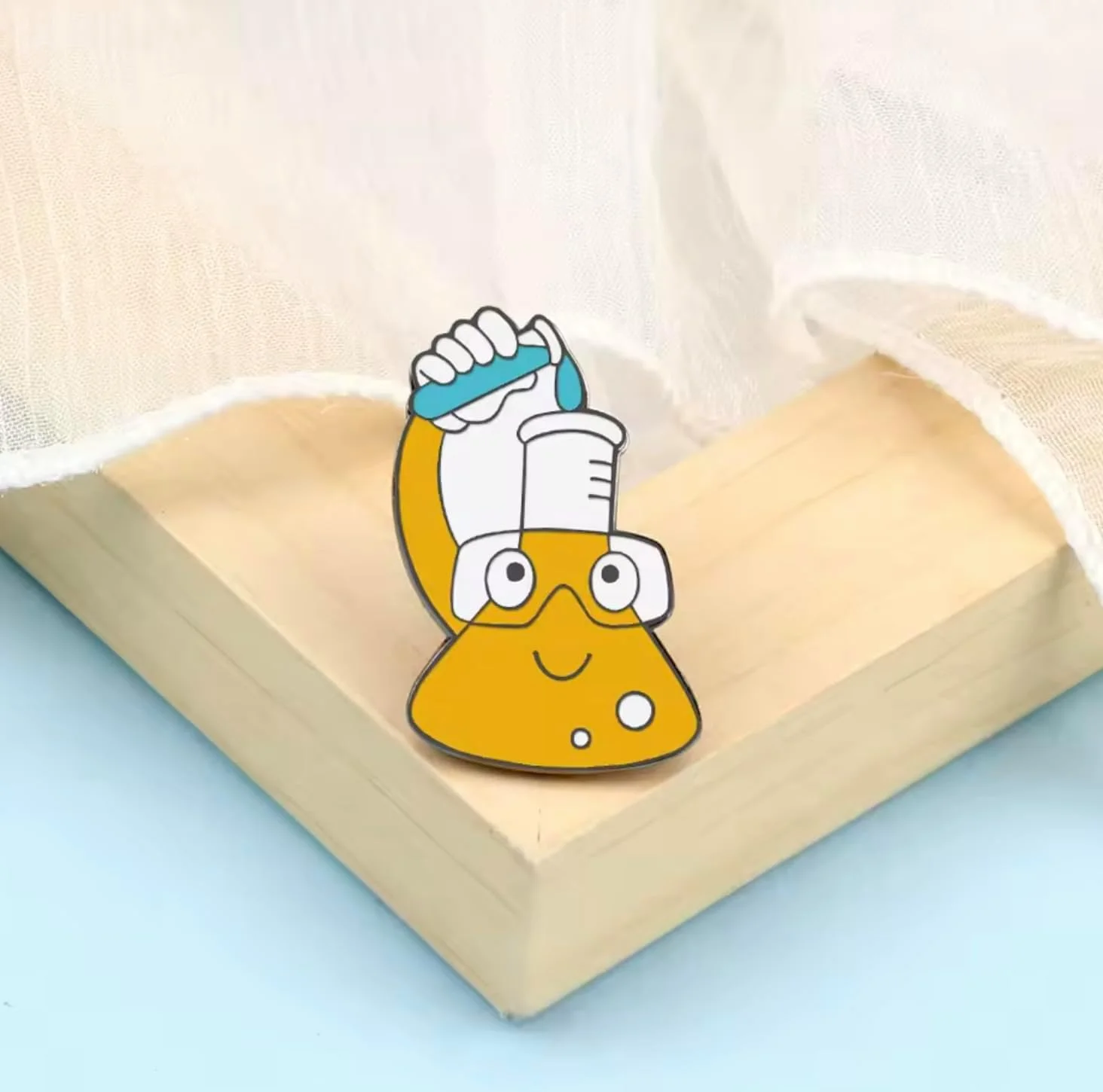 سنجاق سینه طرح بشر با قابلیت ریختن خودکار، صورتک خندان، کیوت، کاوایی، شیمی، آزمایشگاه شیمی، دستیار آزمایشگاه، دانشمند، پژوهش، تجهیزات عینک ایمنی پزشکی، 1.1 اینچ، میناکاری