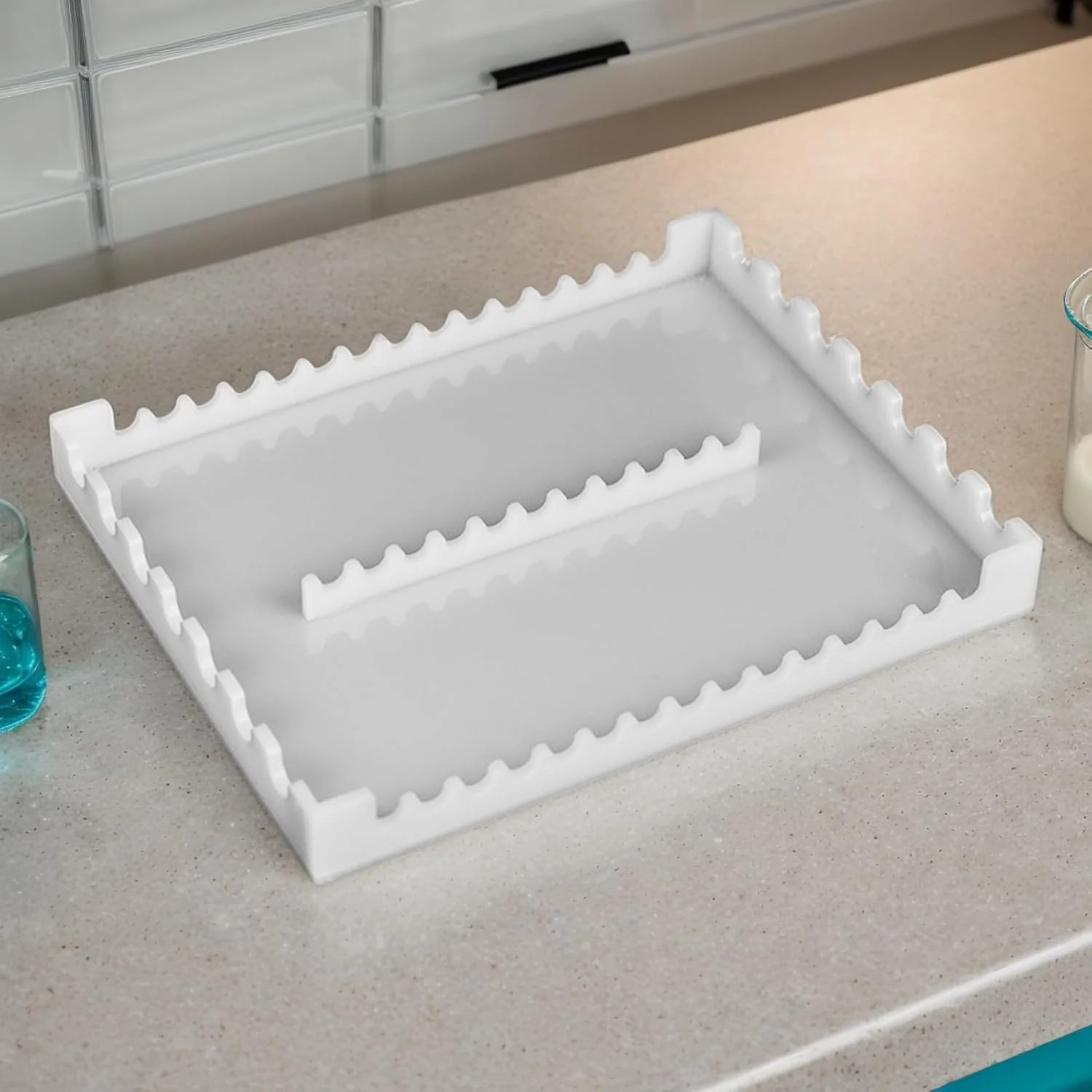 رک پیپت - پایه نگهدارنده پیپت اکریلیک - دارای 22 جایگاه برای قطره چکان شیشه ای، میله همزن شیشه ای 10 و 14 میلی متری، مناسب برای نگهداری تجهیزات آزمایشگاهی