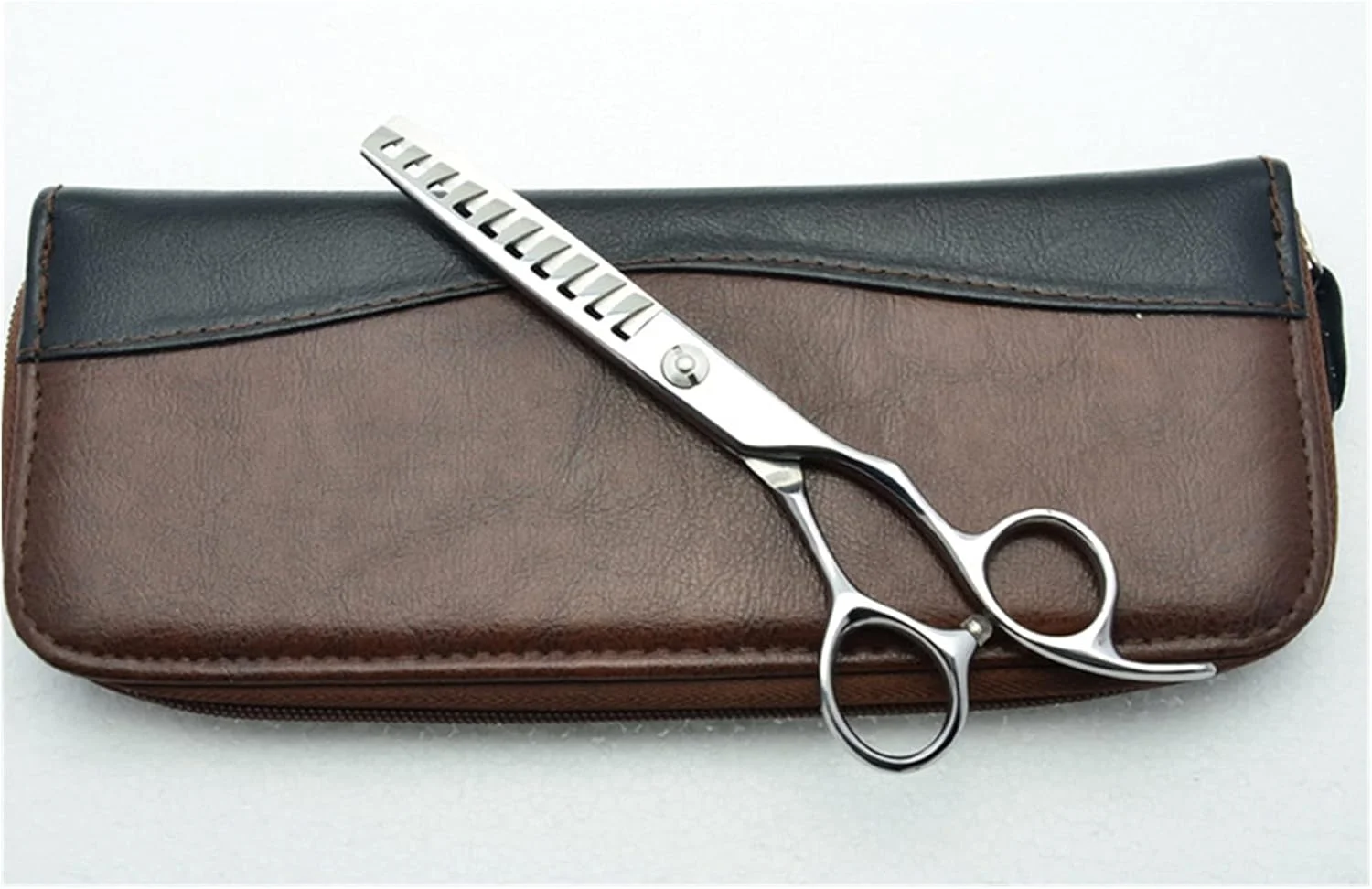 قیچی آرایشگری 17 سانتی متری 6 اینچی، قیچی حرفه ای آرایشگری، قیچی پیتاژ، قیچی کوتاهی مو (10 دندانه همراه با کیف) قیچی آرایشگری 17 سانتی متری 6 اینچی، قیچی حرفه ای آرایشگری، قیچی پیتاژ، قیچی کوتاهی مو (10 دندانه همراه با کیف)