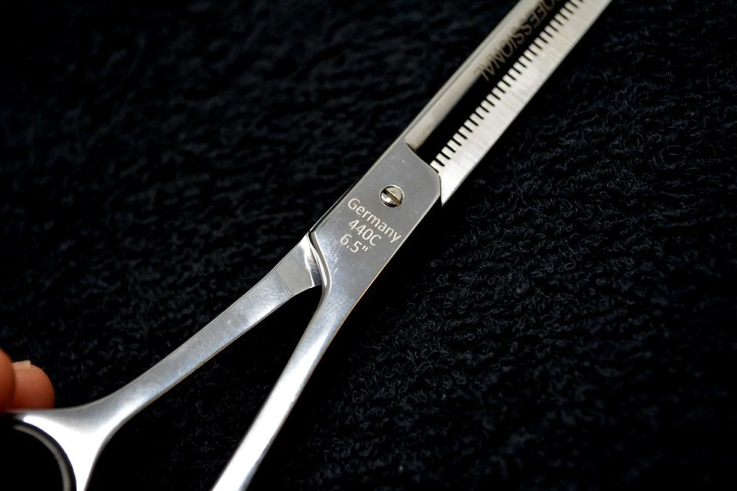 قیچی آرایشگری تیز و قیچی پیتاژ مو XPERSIS PRO، سبک وزن، ساخته شده از فولاد ممتاز آلمانی با تکیه گاه انگشت