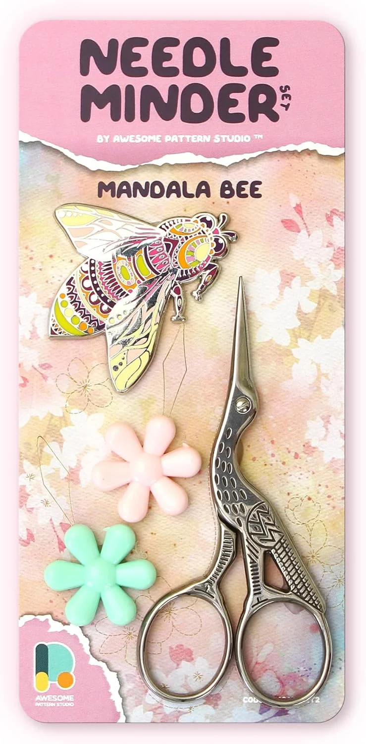 ست نگهدارنده سوزن استودیو طرح عالی - نگهدارنده سوزن مغناطیسی زنبور ماندالا + 2 سوزن نخ کن + قیچی گلدوزی. سنجاق سینه میناکاری برای کوک متقاطع، گلدوزی و صنایع دستی