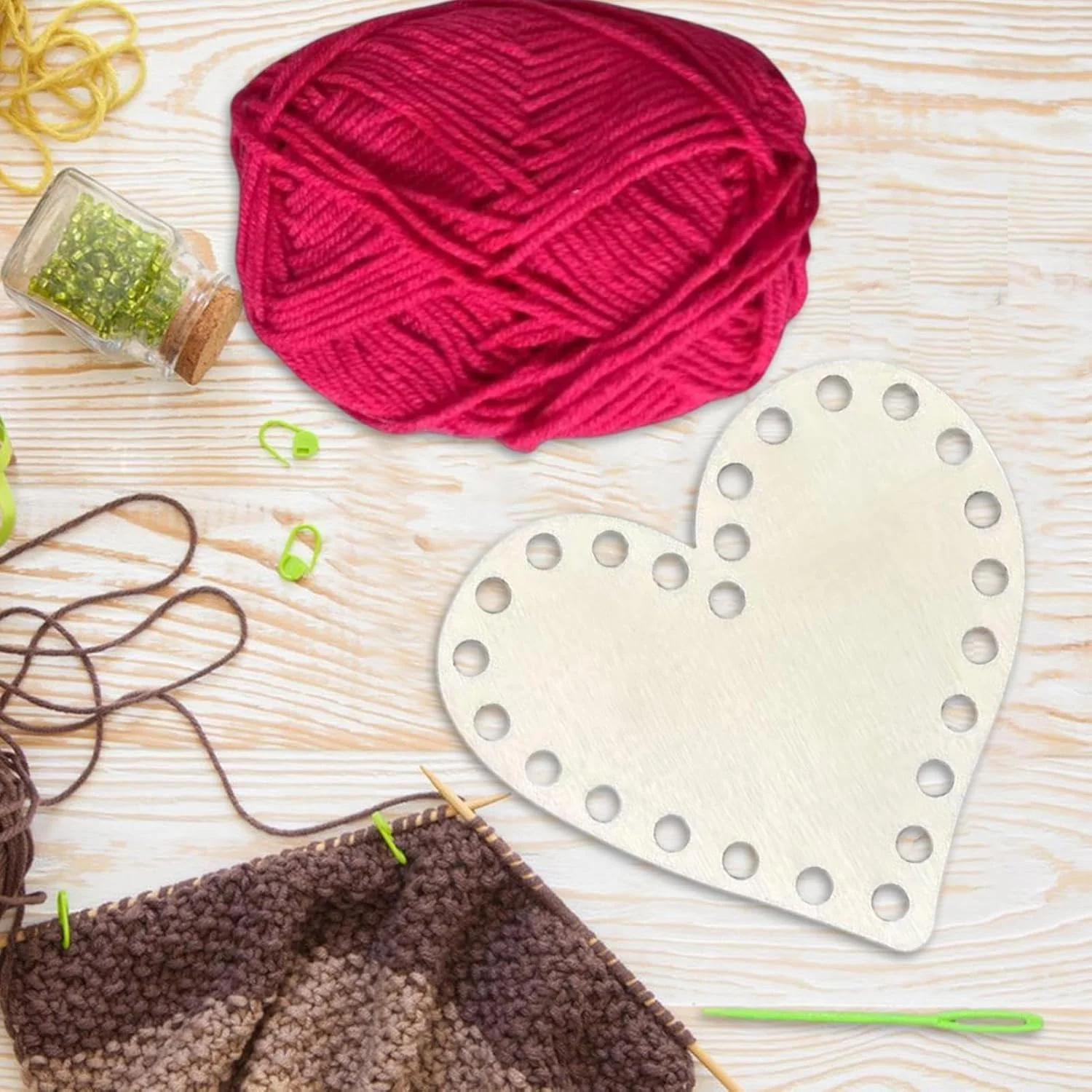 کفی سبد برای قلاب بافی | ست سبد چوبی بافتنی طرح قلب | ست صنایع دستی چوبی روز ولنتاین با نخ پنبه ای و سوزن برای دکوراسیون روز ولنتاین و روز مادر