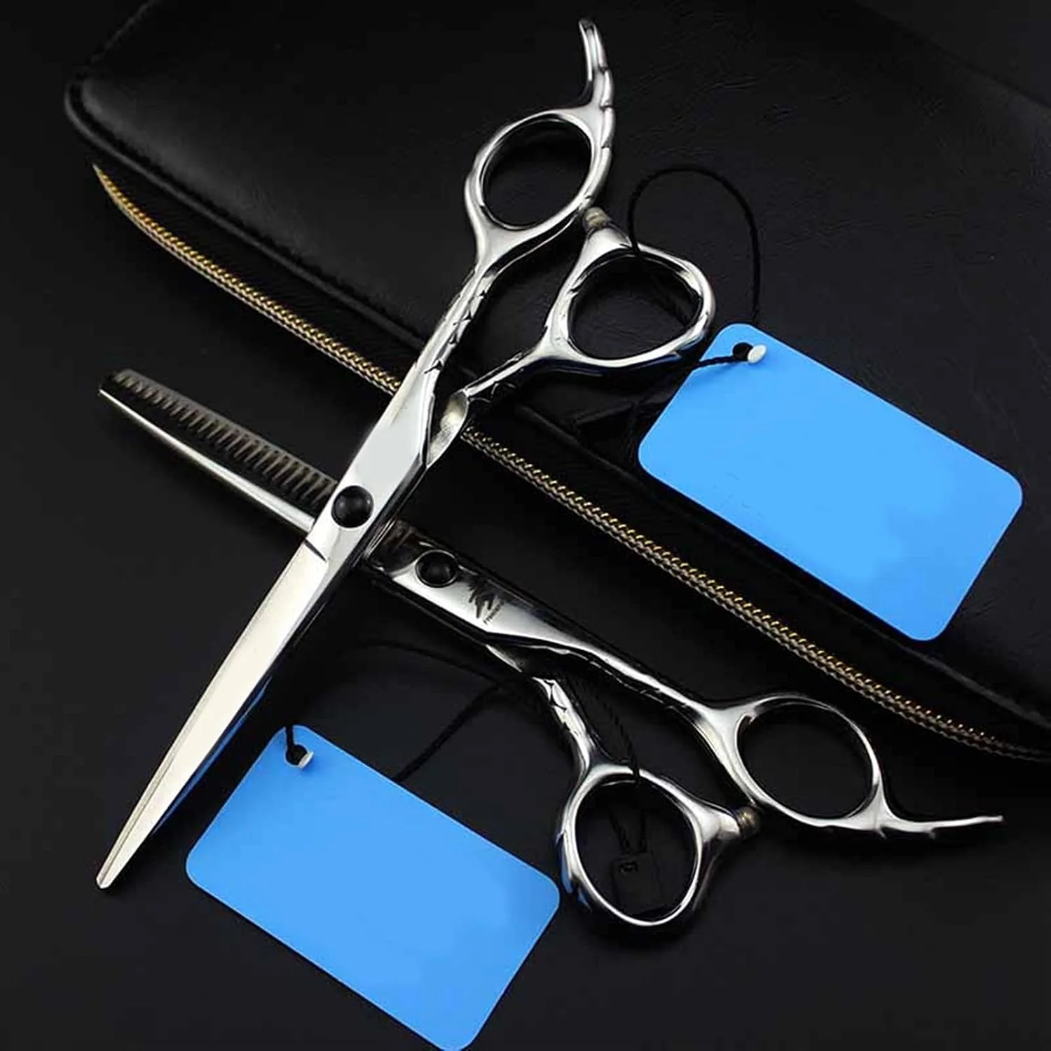 قیچی آرایشگری حرفه ای با دسته طرح فلس ماهی، ابزار آرایشگری، سالن و پیرایشگاه، قیچی برای کوتاهی و کم کردن حجم مو (قیچی کم حجم کننده) قیچی آرایشگری حرفه ای با دسته طرح فلس ماهی، ابزار آرایشگری، سالن و پیرایشگاه، قیچی برای کوتاهی و کم کردن حجم مو (قیچی کم حجم کننده)