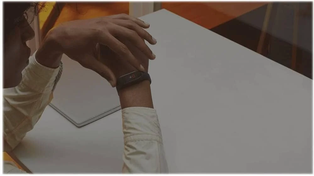 شیائومی می بند 4، صفحه نمایش رنگی 0.95 اینچی AMOLED، ضد آب، مانیتور ضربان قلب، تناسب اندام، باتری 135 میلی آمپر، بلوتوث 5.0 (نسخه بین المللی) - مشکی