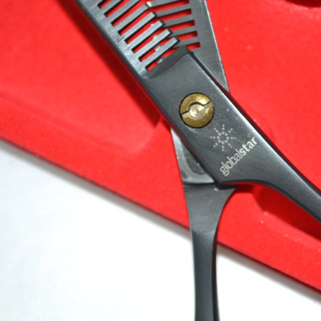 قیچی پیتاژ دو طرفه 6.0 اینچی گلوبال استار - روکش مشکی ممتاز برای استفاده حرفه ای قیچی پیتاژ دو طرفه 6.0 اینچی گلوبال استار - روکش مشکی ممتاز برای استفاده حرفه ای